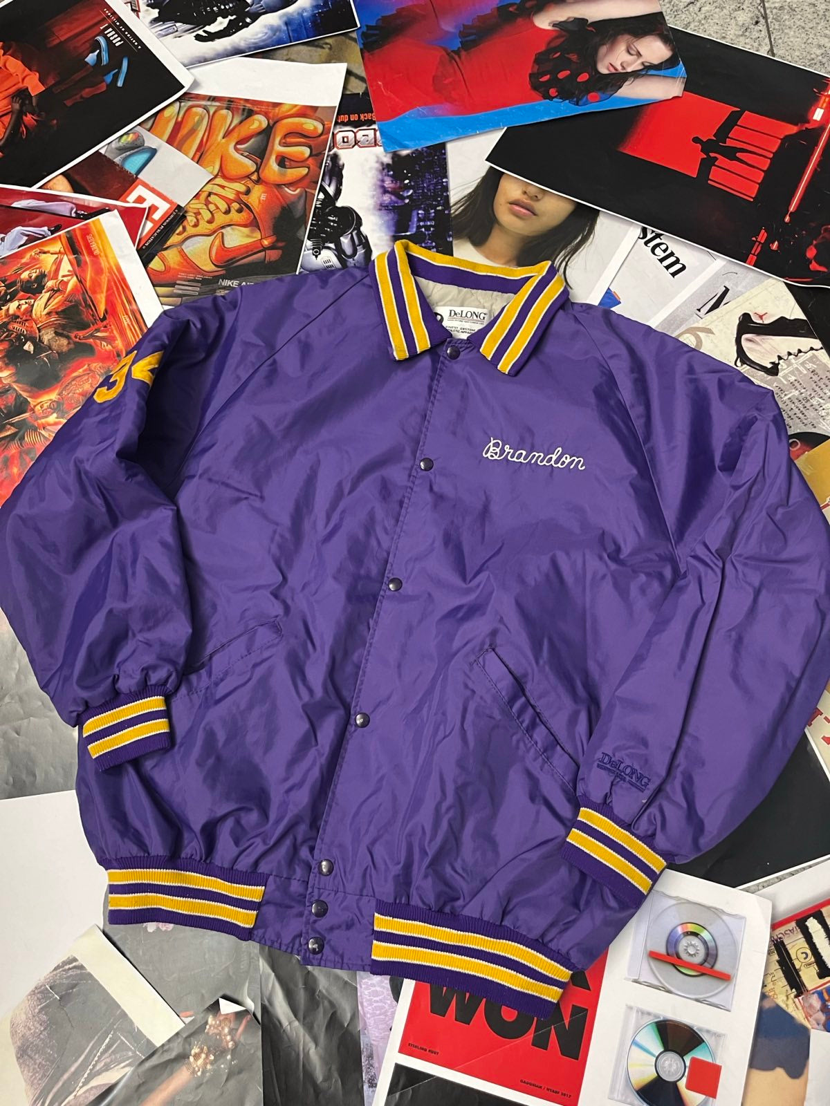 (XL) Delong Varsity Jacket fialová s oranžovými prvky nápis Brandon