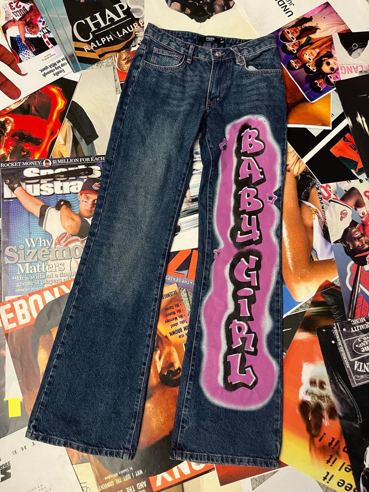Jaded London DŽÍNY dámské tmavý denim, fialový nápis Baby Girl na levé nohavici S