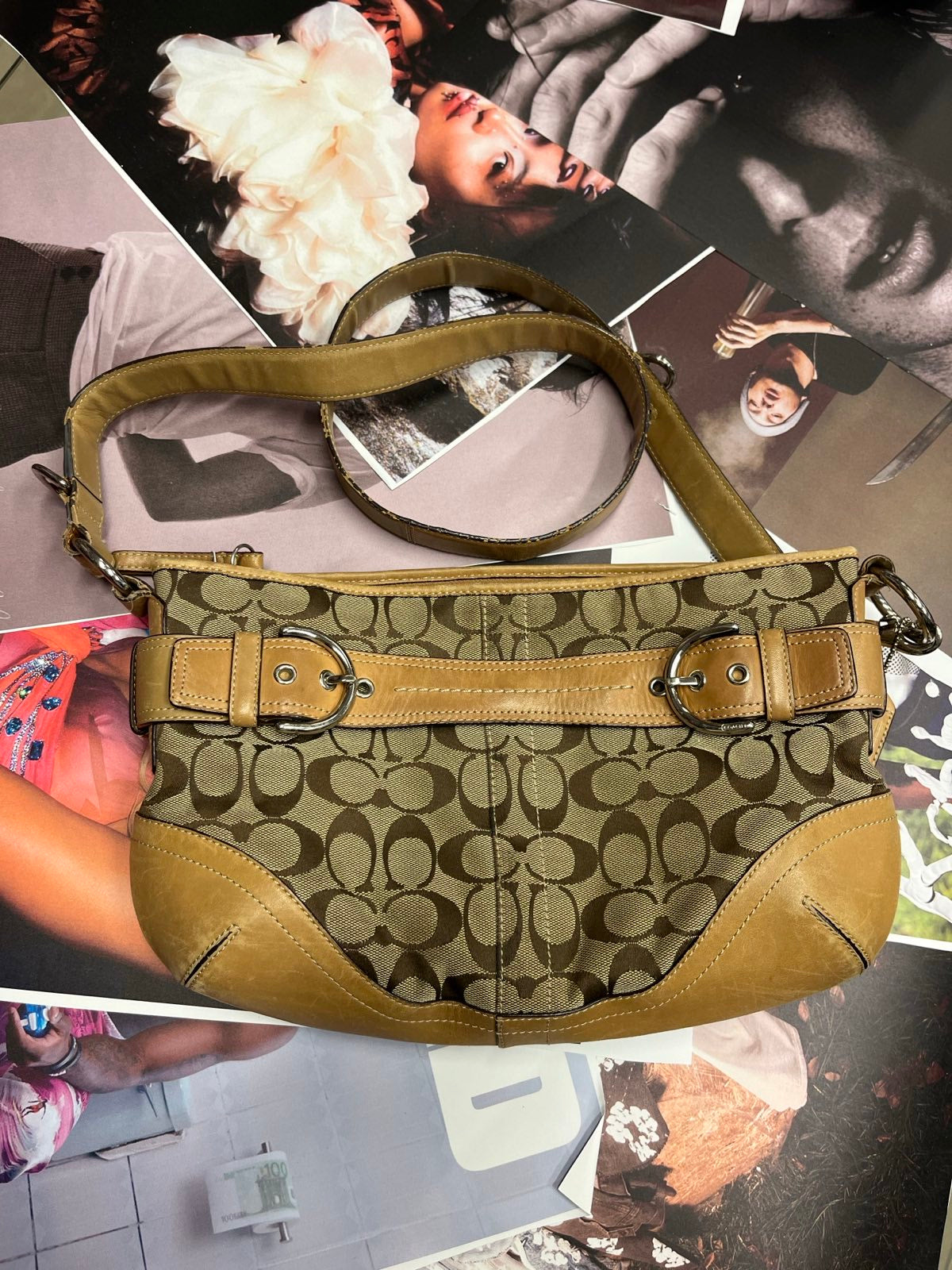 COACH kabelka béžová s monogramem, světle hnědé detaily, dvě přezky vepředu