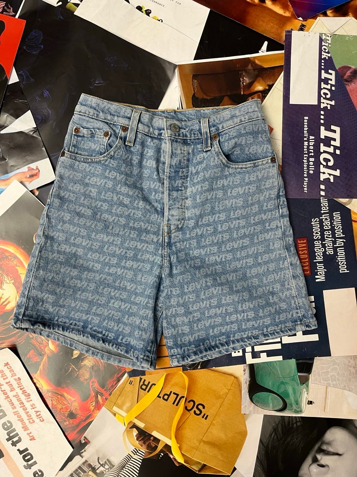 LEVIS kraťasy dámské džínové světlé s bílým potiskem levis přes celý materiál S