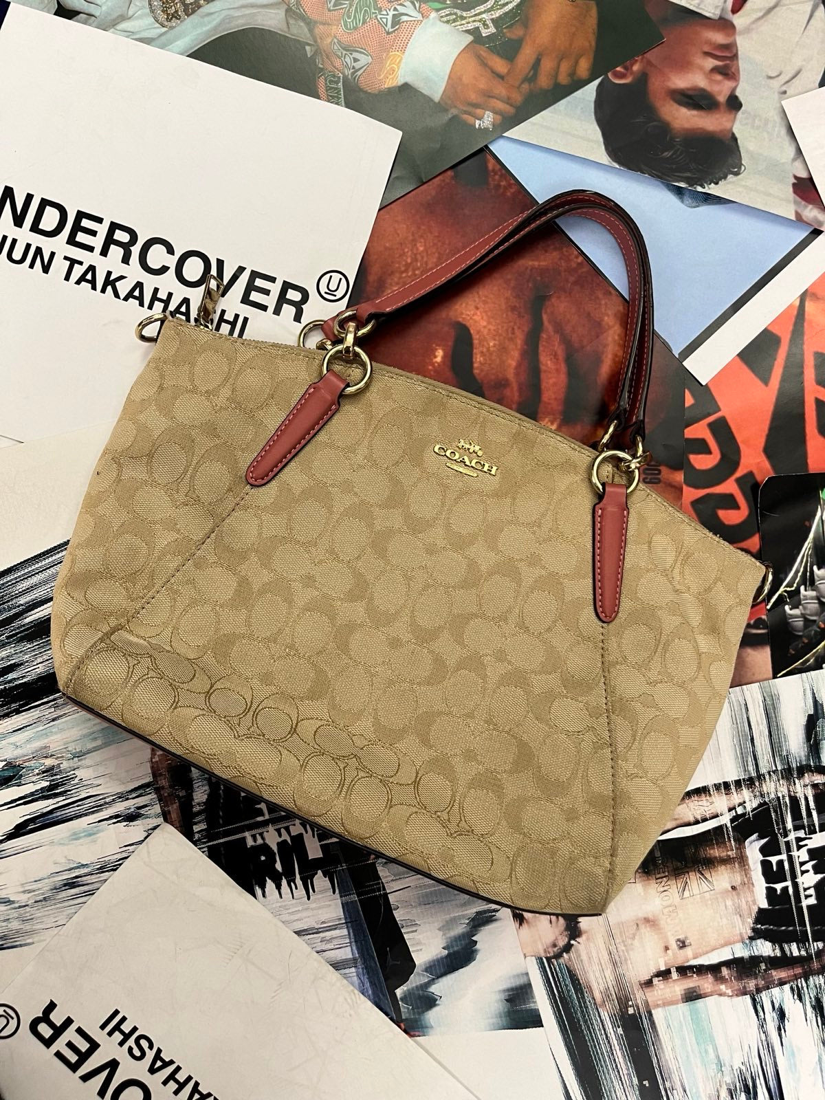 Coach kabelka světle hnědá s monogramem, kožený spodek v lososové barvě a popruhy