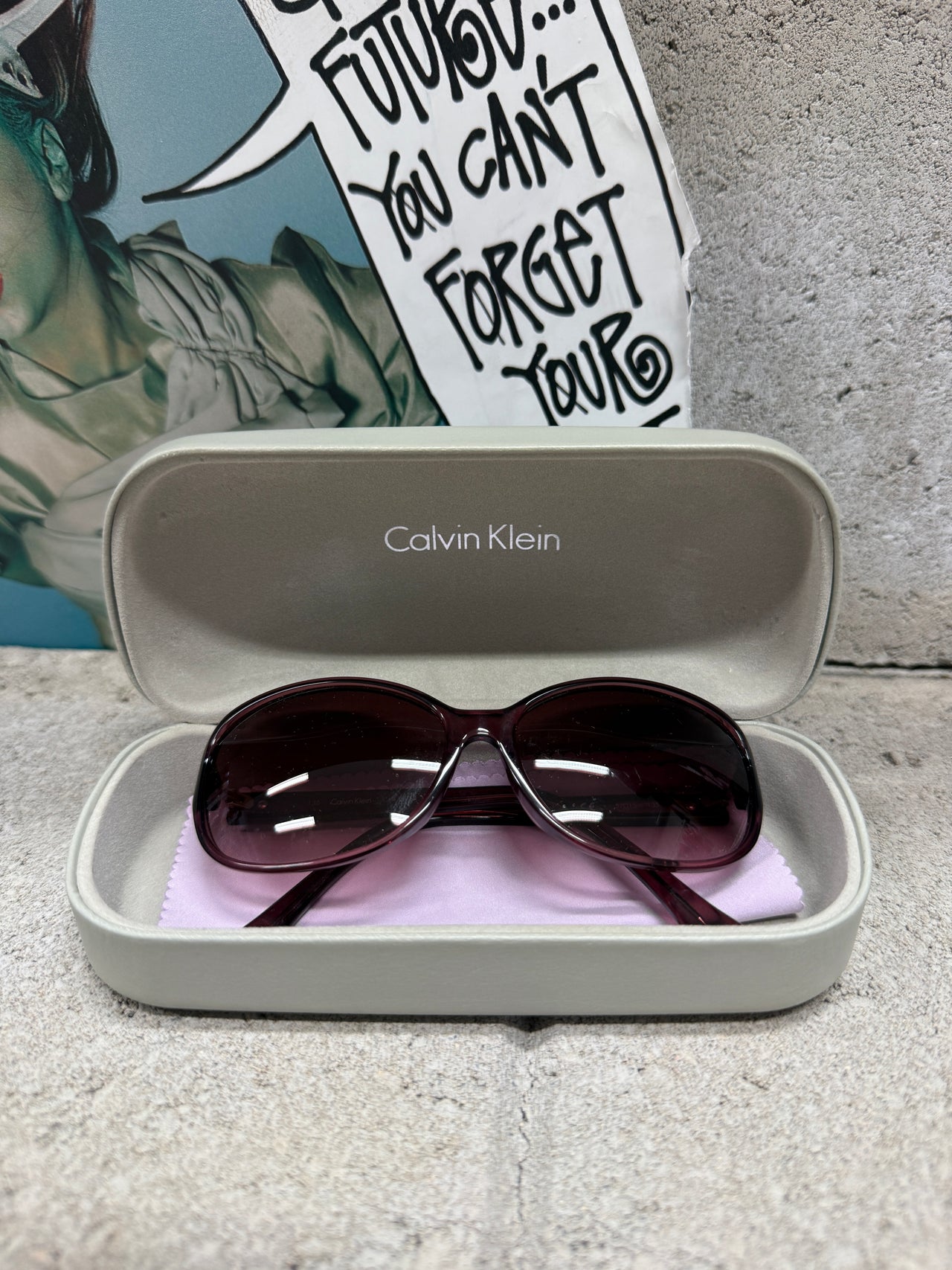 Calvin Klein sluneční brýle tmavě fialové s logem na nožičkách