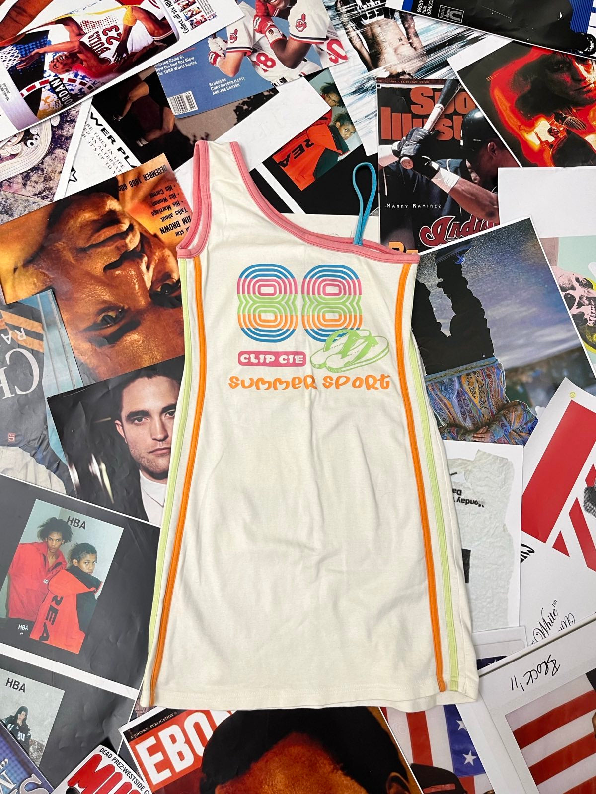 (S) ŠATY letní krémové s zeleným a oranžovým pruhem a číslem 88 na přední straně