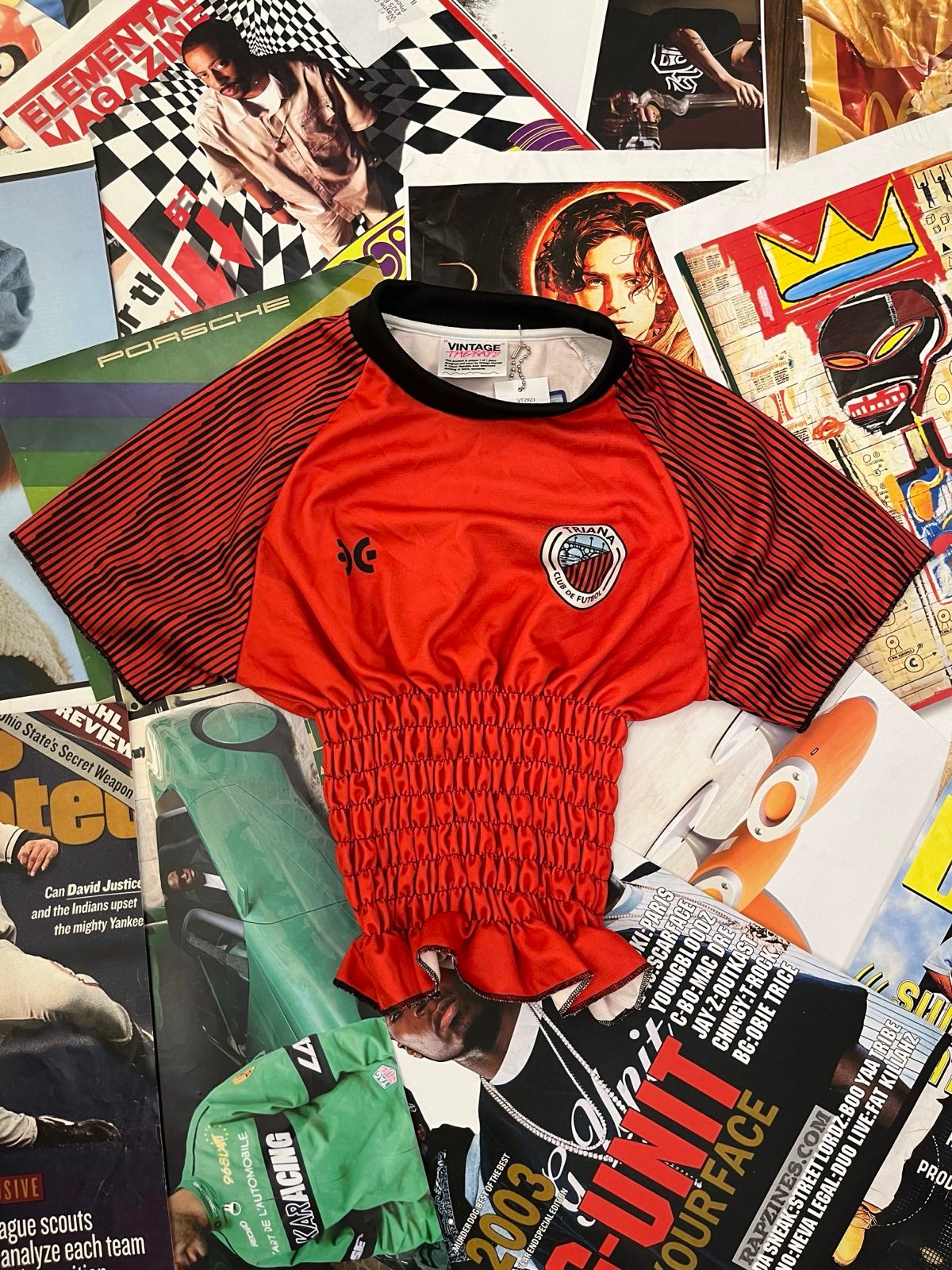 (S) Reworked TOP červený s černými proužky, Triana Club de Futbol logo na hrudi