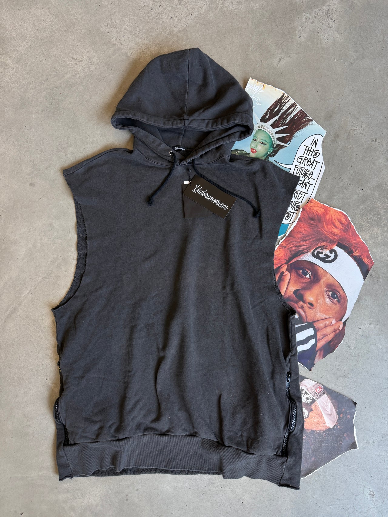 (XL) Undercoverism tmavě šedá oversized vesta s kapucí – potisk stromu