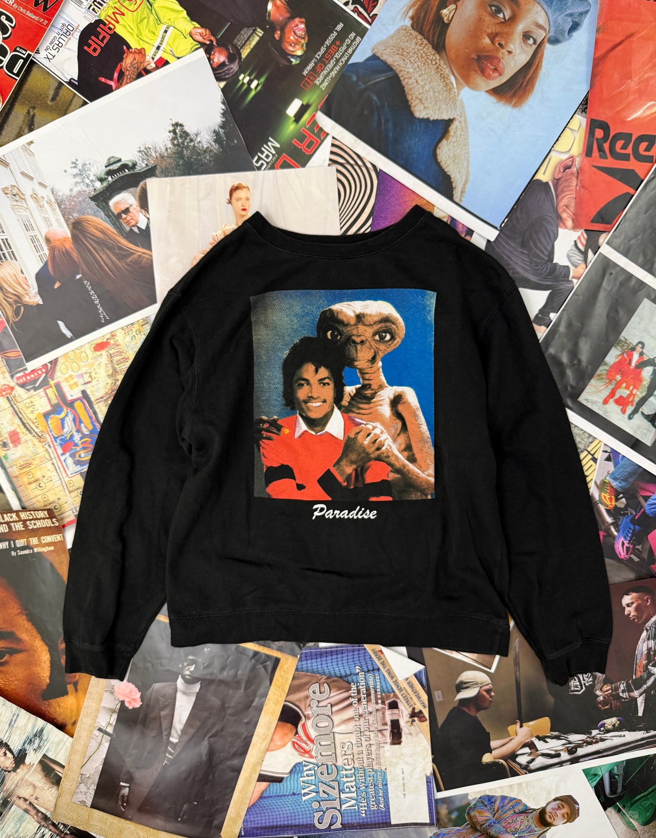 (M) Independent x Paradise černý crewneck na přední straně fotka E.T.
