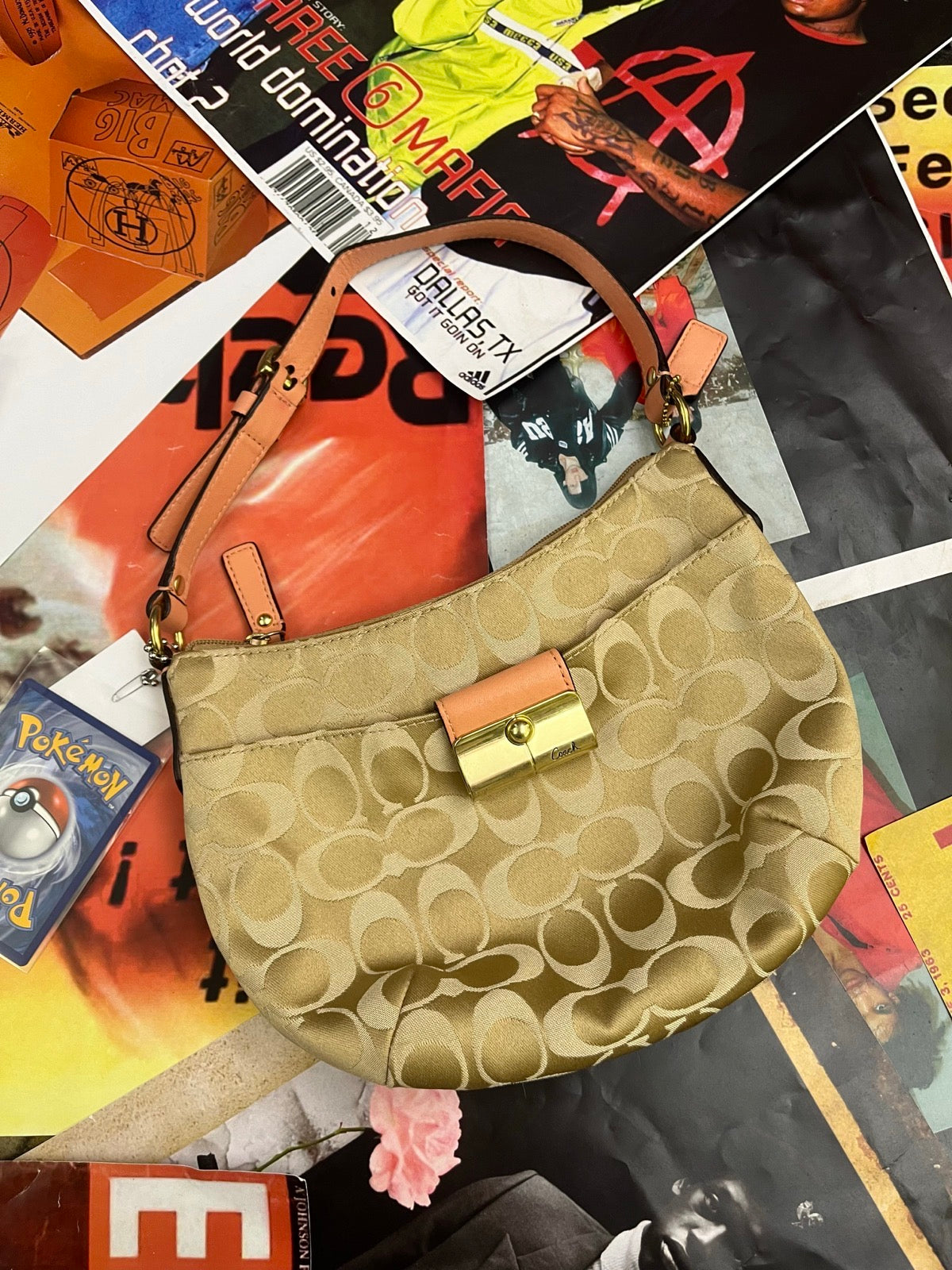 Coach kabelka mini béžová s monogramem značky s korálovými prvky a zlatou přezkou