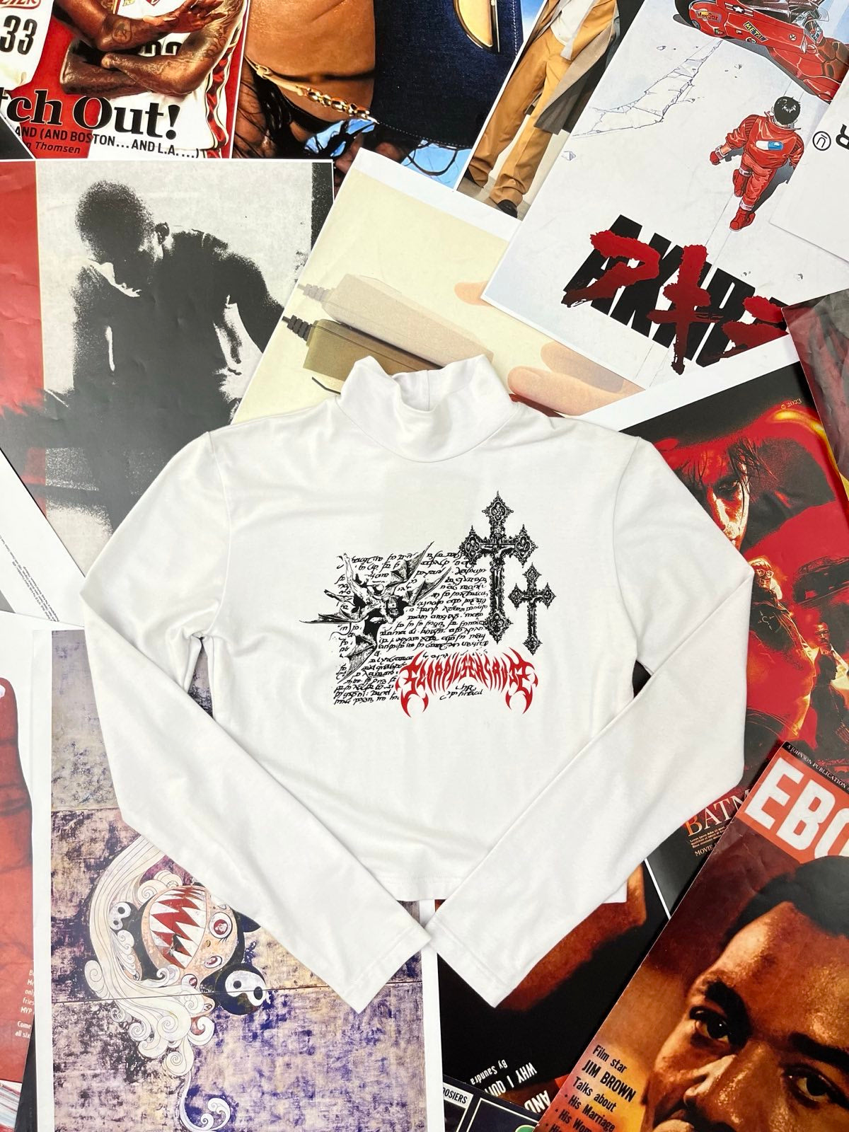 Bílý longsleeve top s červeno-černým potiskem na hrudníku M