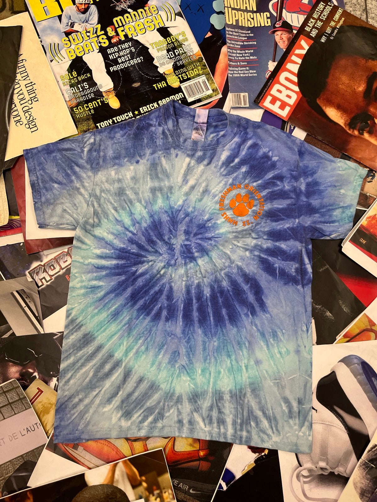 Modré batikované tričko s oranžovým nápisem Ohana na zádech na prsu tlapka