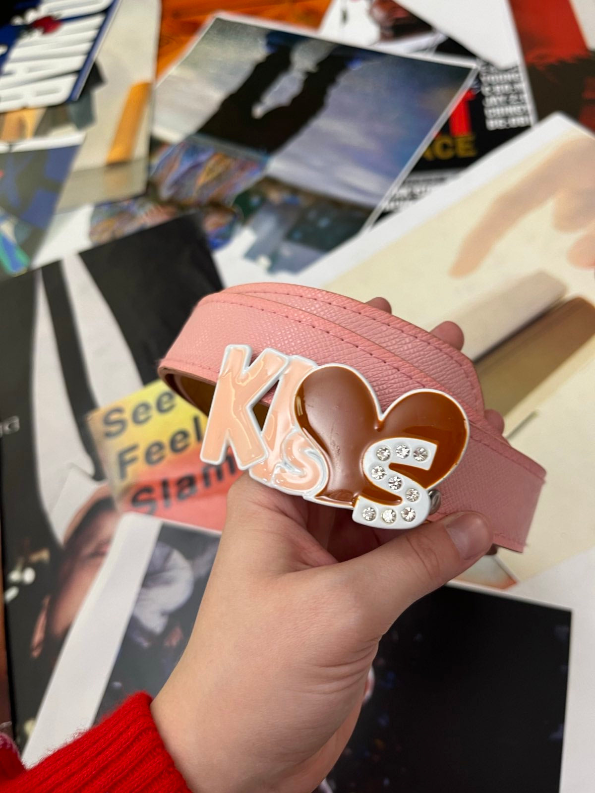 PÁSEK světle růžový s přeskou s nápisem KISS a srdíčkem