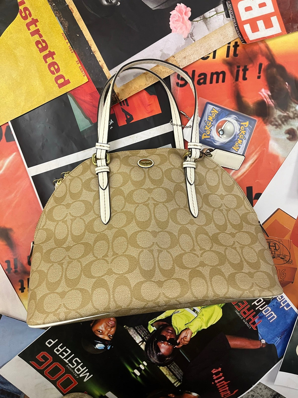 Coach kabelka do ruky (s crossbody popruhem) béžová s monogramem značky a bílými prvky