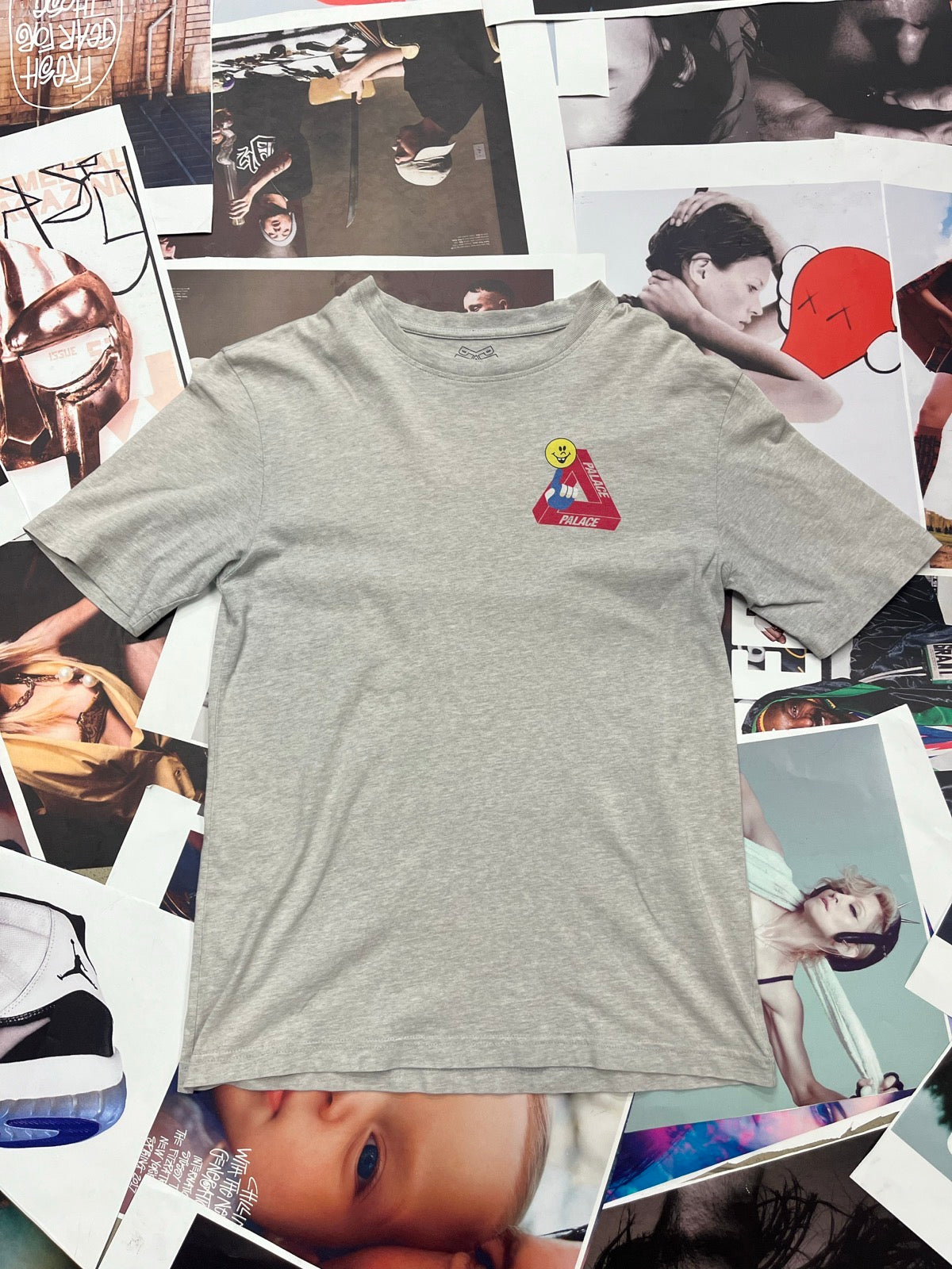 (M) PALACE tri–smiler t–shirt šedé