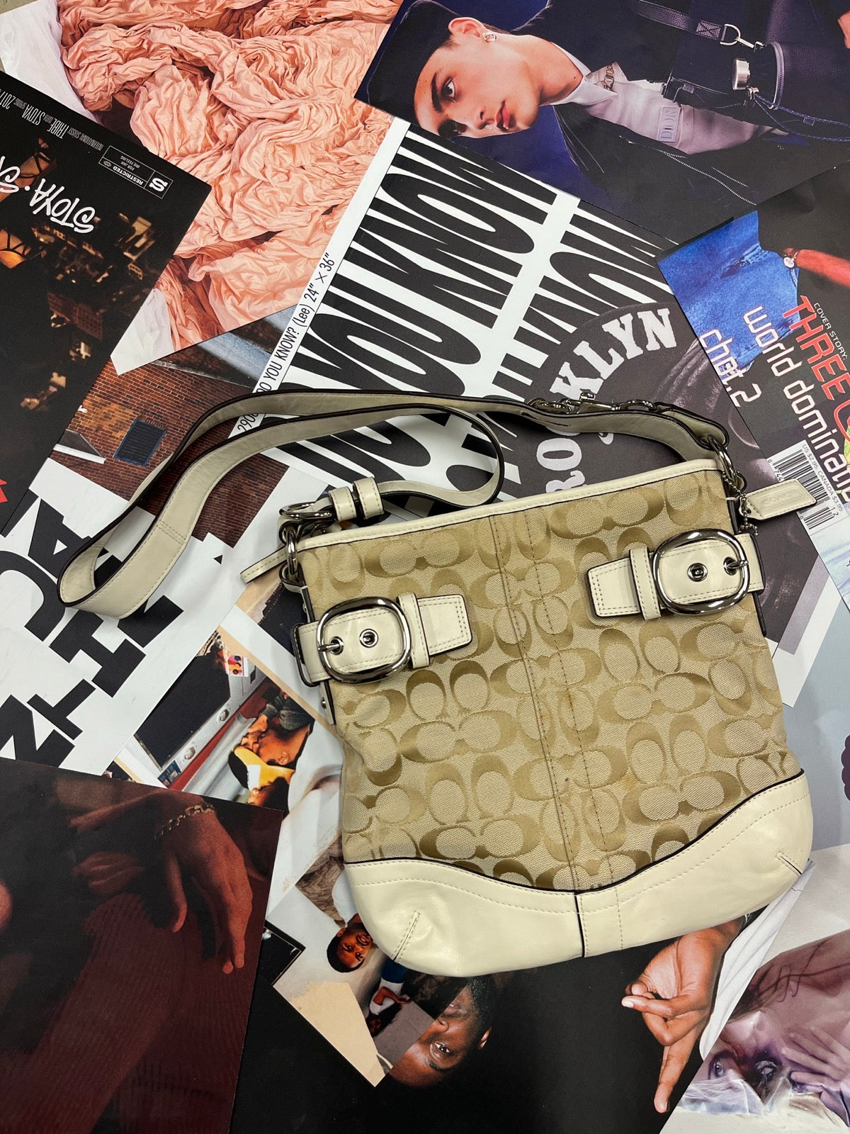Coach kabelka Duffle Signature béžová s bílými koženými prvky a monogramem značky