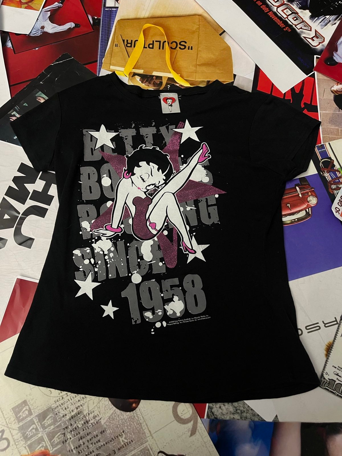 Betty Boop triko černé s jejím potiskem v růžových šatech a hvězdou S