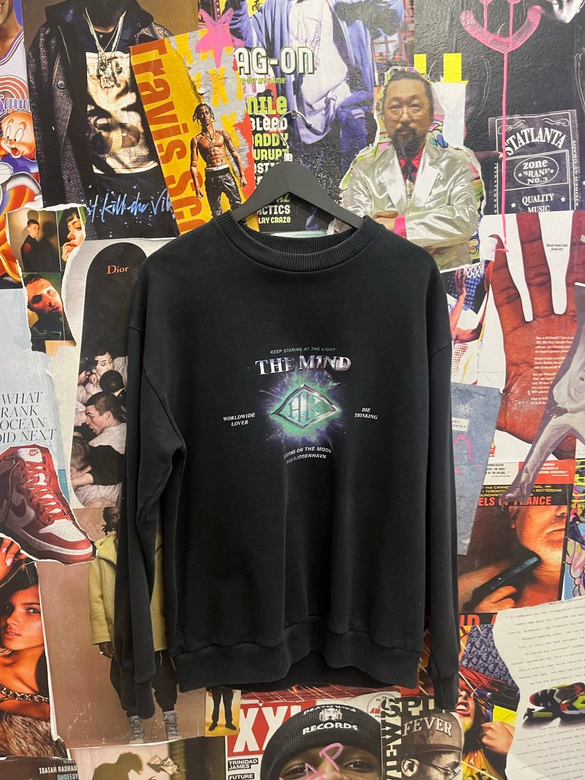Han KJobenhavn crewneck tmavě modrý s potiskem na hrudi HK keep staring at light THE MIND L