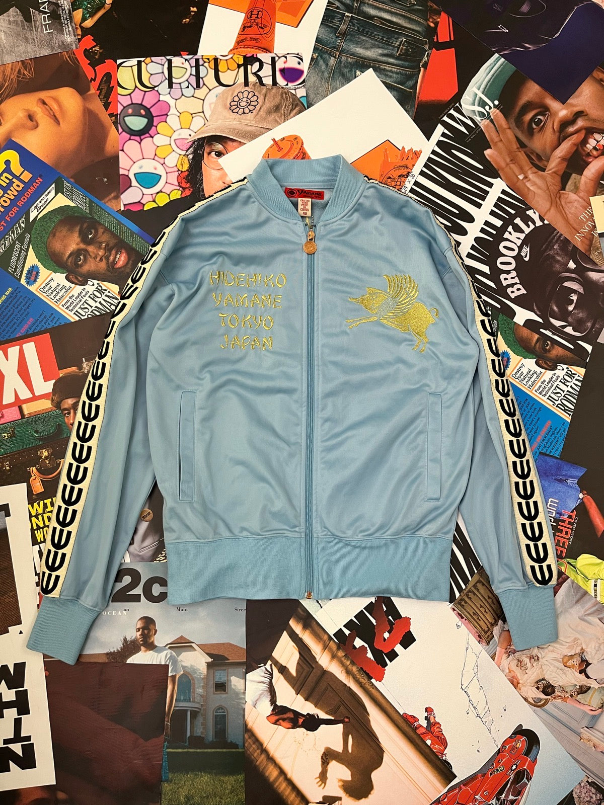 (M) Evisu Yamane světle modrá bunda na zip, zlaté výšivky a nápisy, Tokyo Japan na zádech