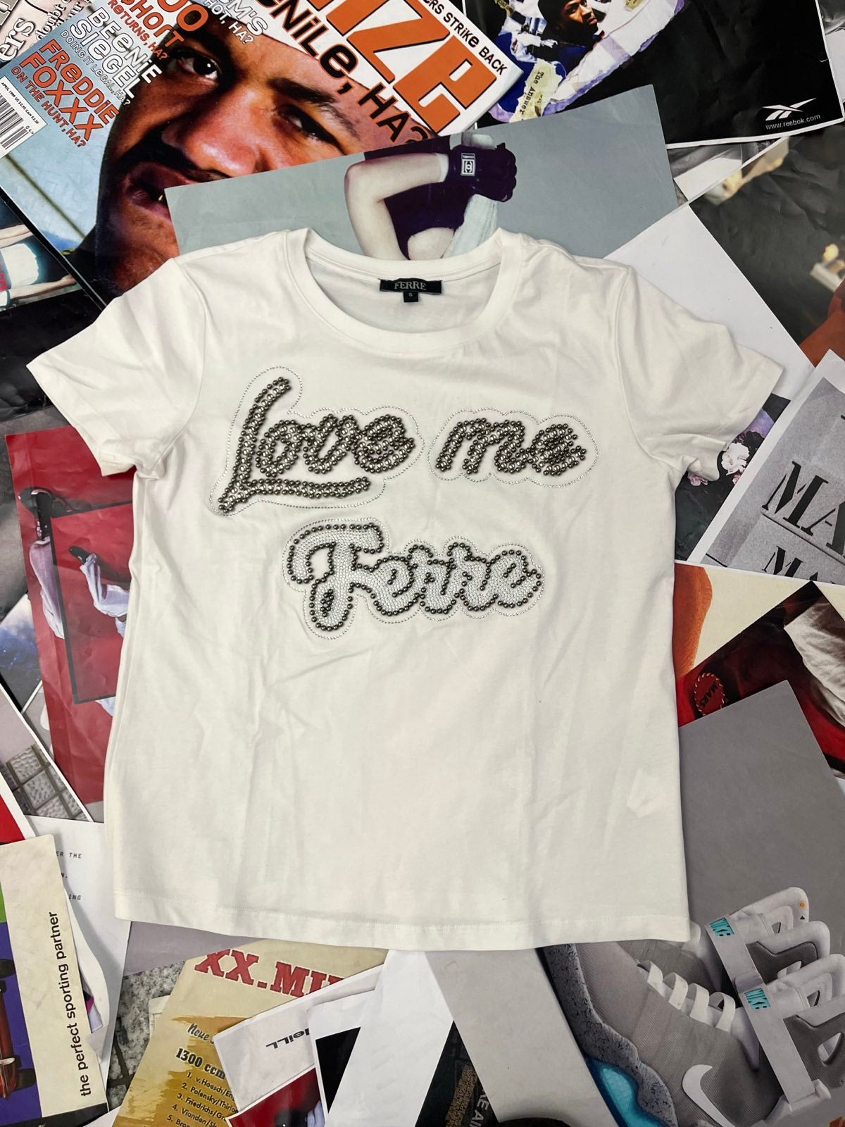 (S) Ferre TRIKO dámské bílé s nápisem Love me Ferre ze stříbrných kamínků
