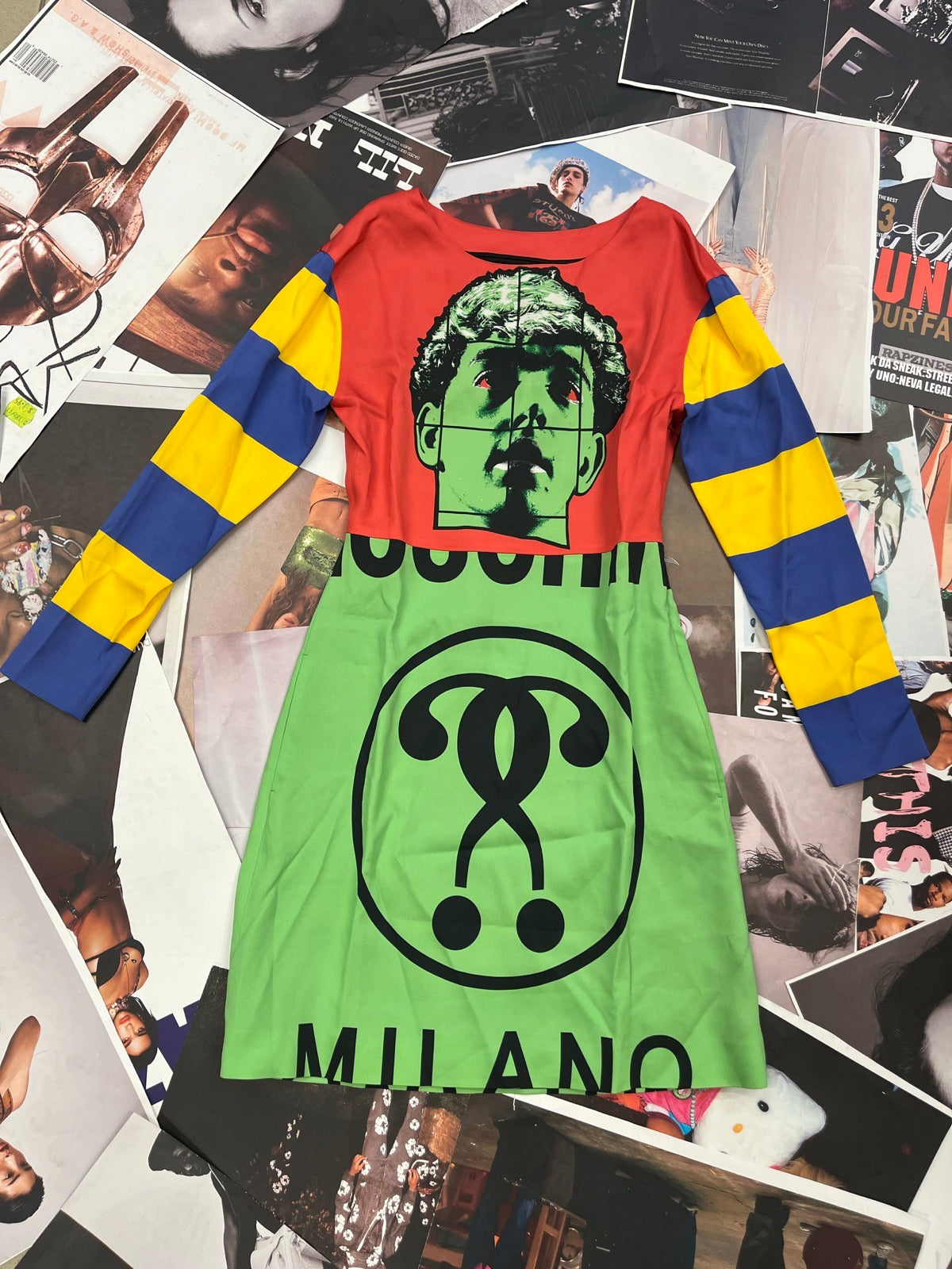 (XS) MOSCHINO COUTURE! × GILBERT & GEORGE barevné mini šaty s grafickým potiskem