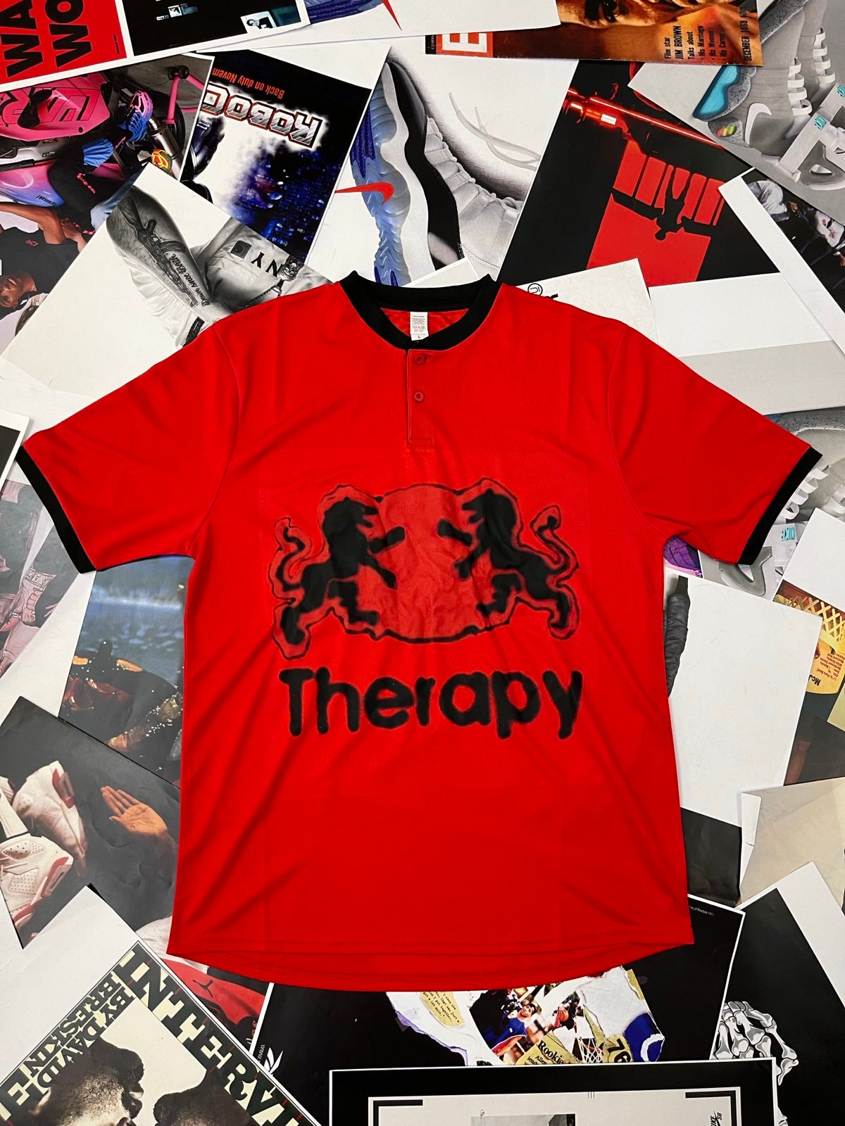 1of1 DRES červený s printem Therapy a lvy
