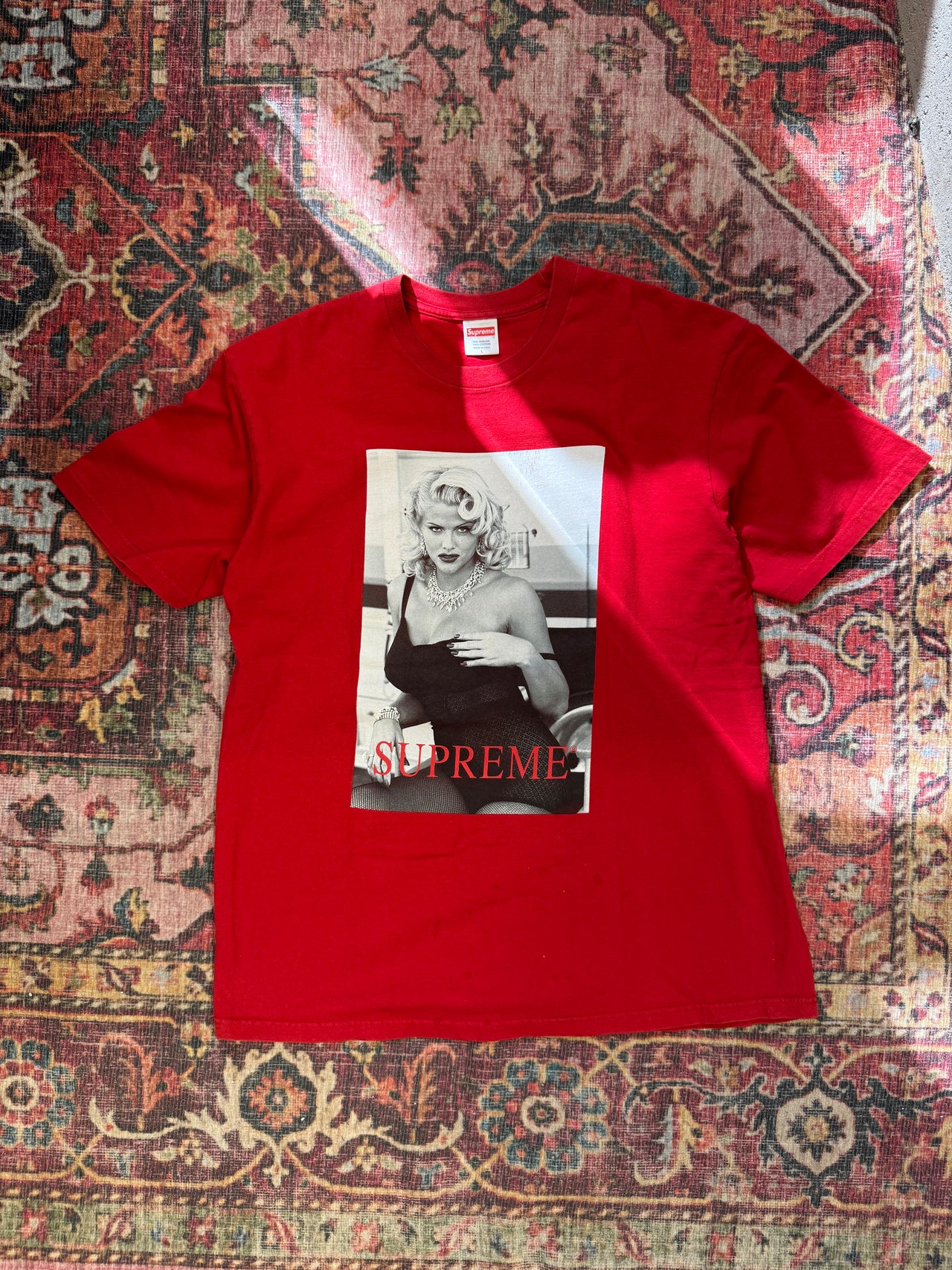 (L) Supreme triko červené s černobílou fotografií slečny