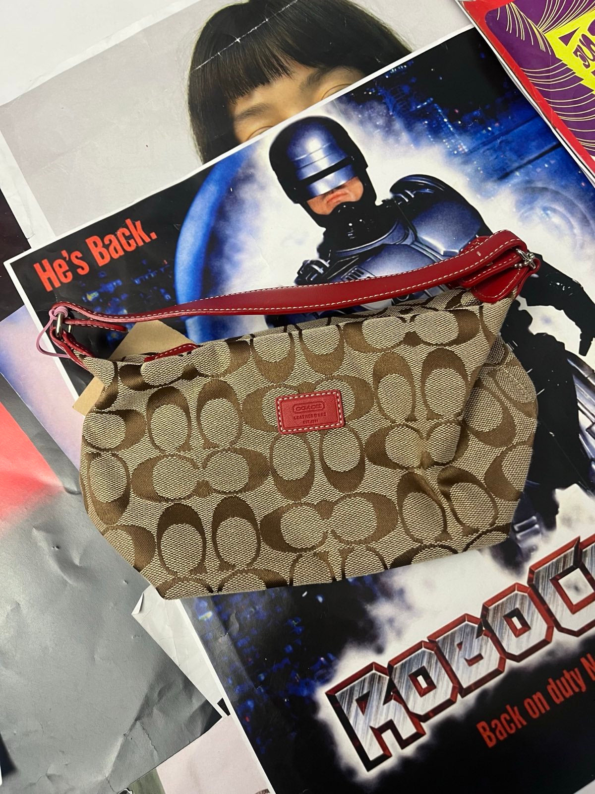 COACH kabelka hnědá s monogramem a červenými koženými prvky