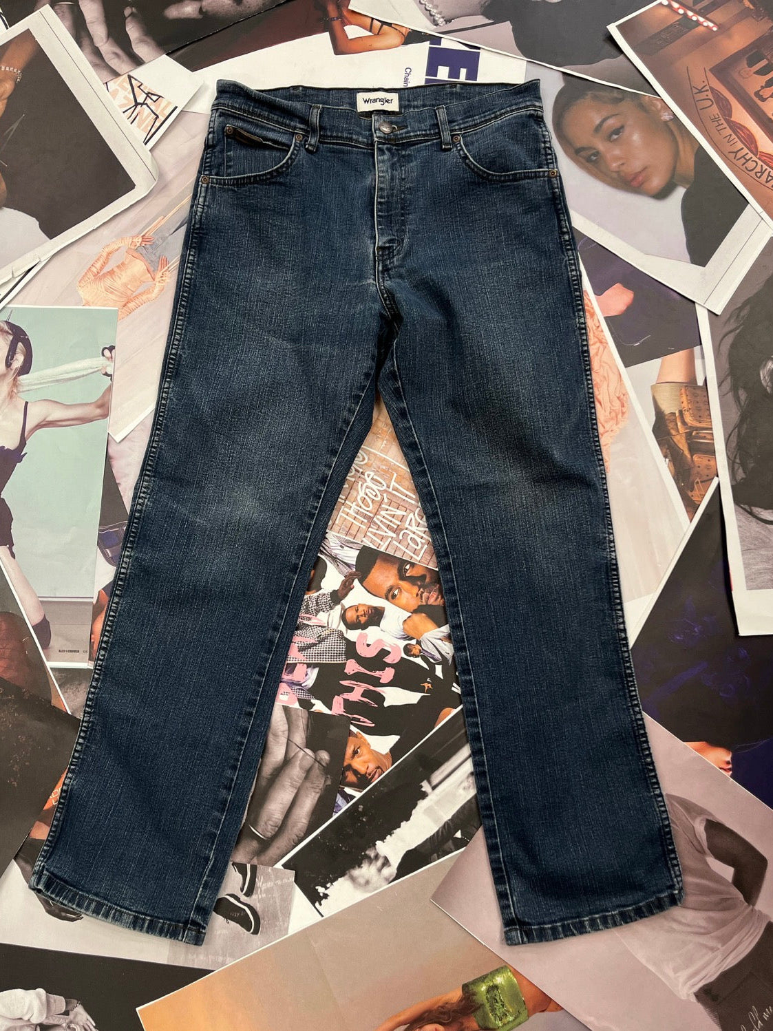 (S) WRANGLER džíny tmavě modré s našitým logem na zadní kapse na hnědé kožence