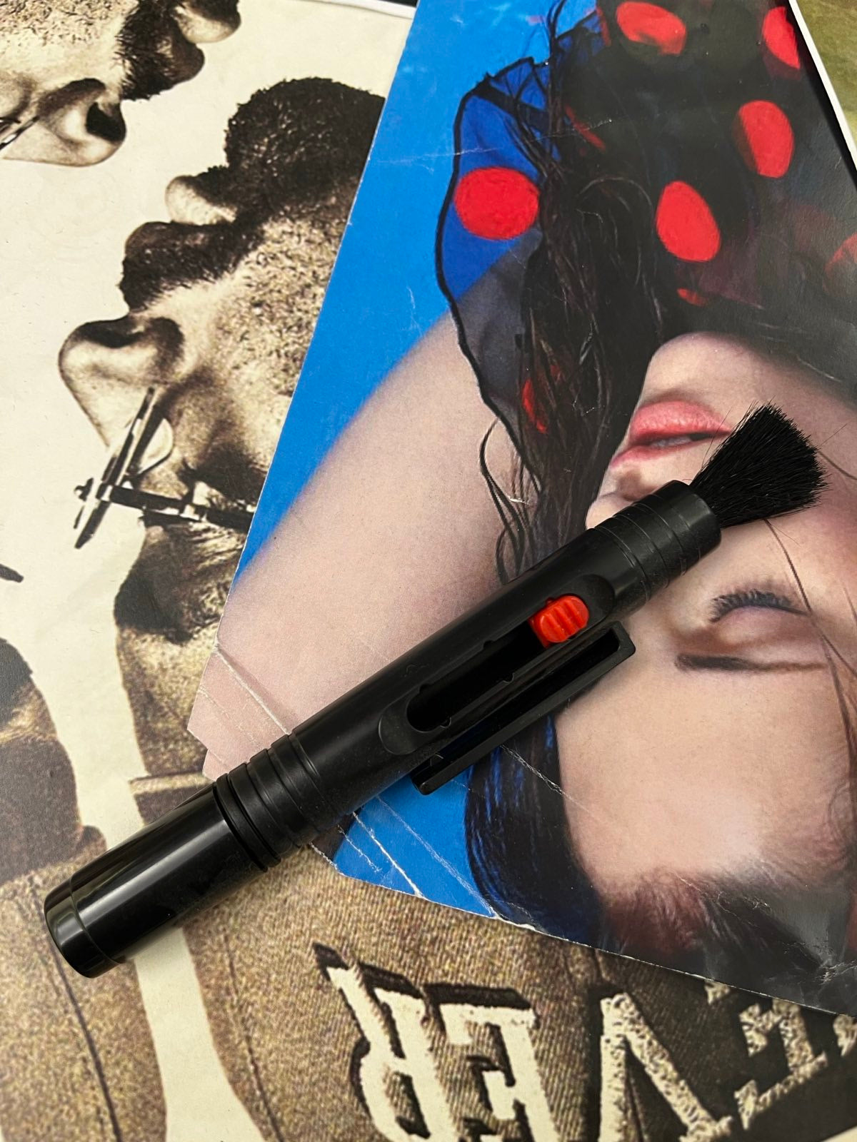 Čistíci pero (na čočku a fotoaparát od prachu)