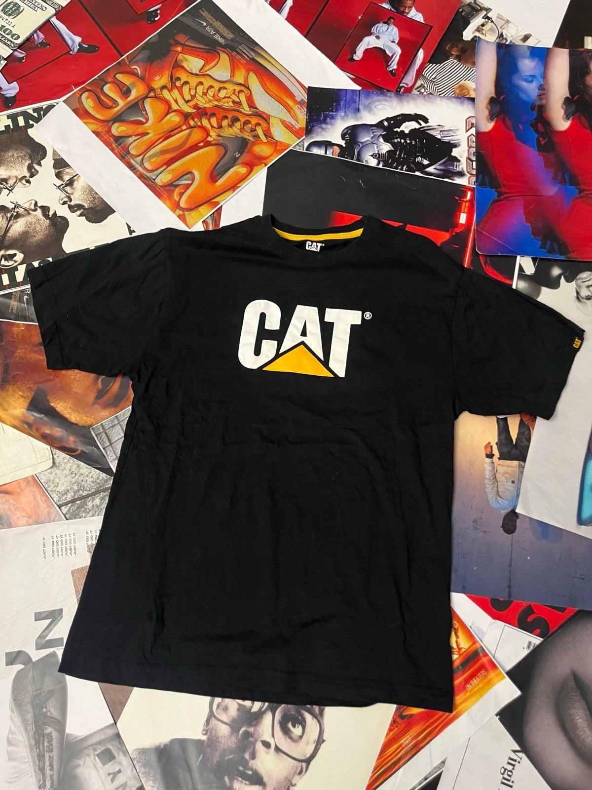(M) CAT triko černé s bílo–žlutým logem