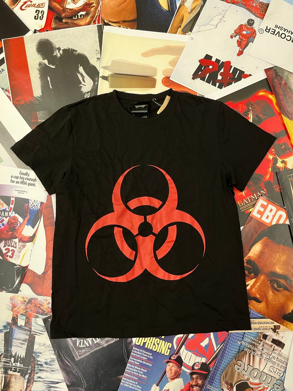 Černé ''Toxic'' triko s červeným radioaktivním symbolem S