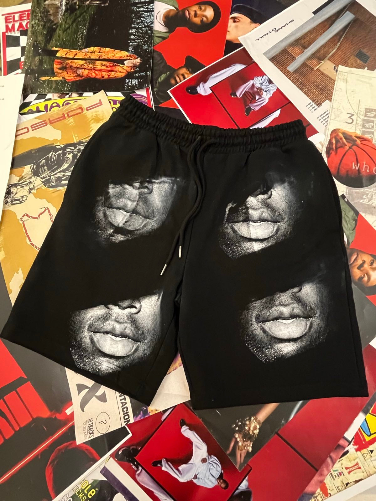 1of1 KRAŤASY černé pánské s bílým sítotiskem Golf Tyler, the Creator, zepředu čtyřikrát jeho pusa, zezadu dvakrát jeho oči L