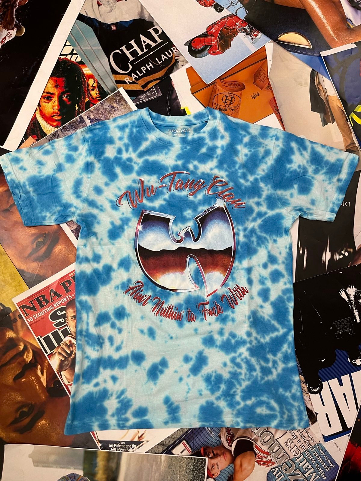 Wu-Tang Clan TRIKO modré batikované, červený potisk a nápis