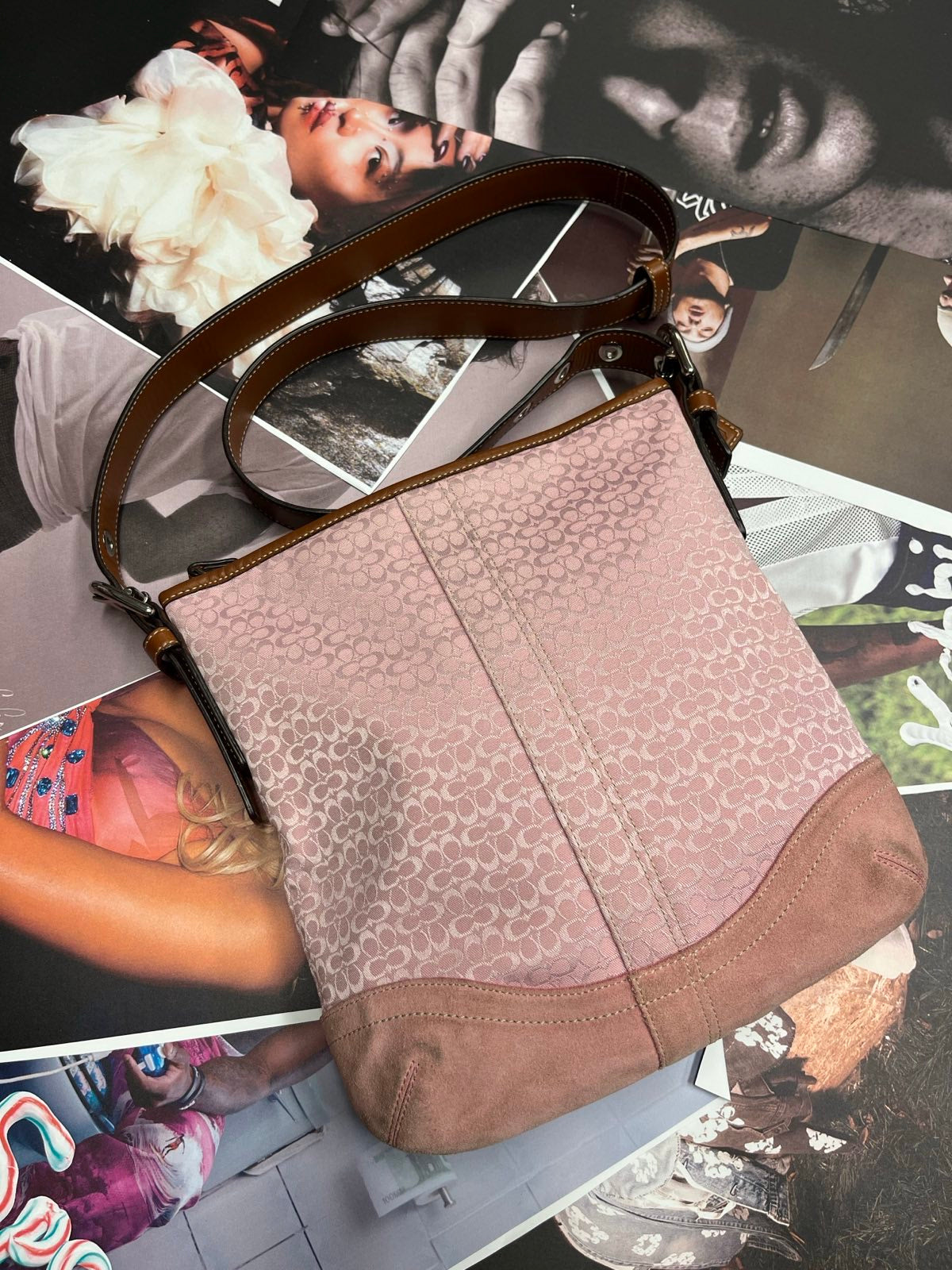 COACH kabelka růžová s monogramem a hnědými detaily