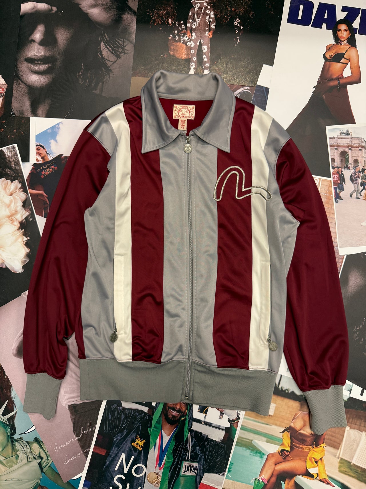 (XL) Evisu mikina s límcem šedo–vínovo–bílá na zip s logem značky na levé straně