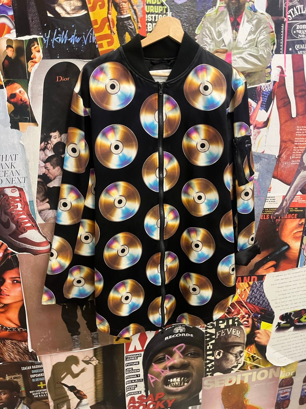 Moschino bunda černá s potiskem CDček L