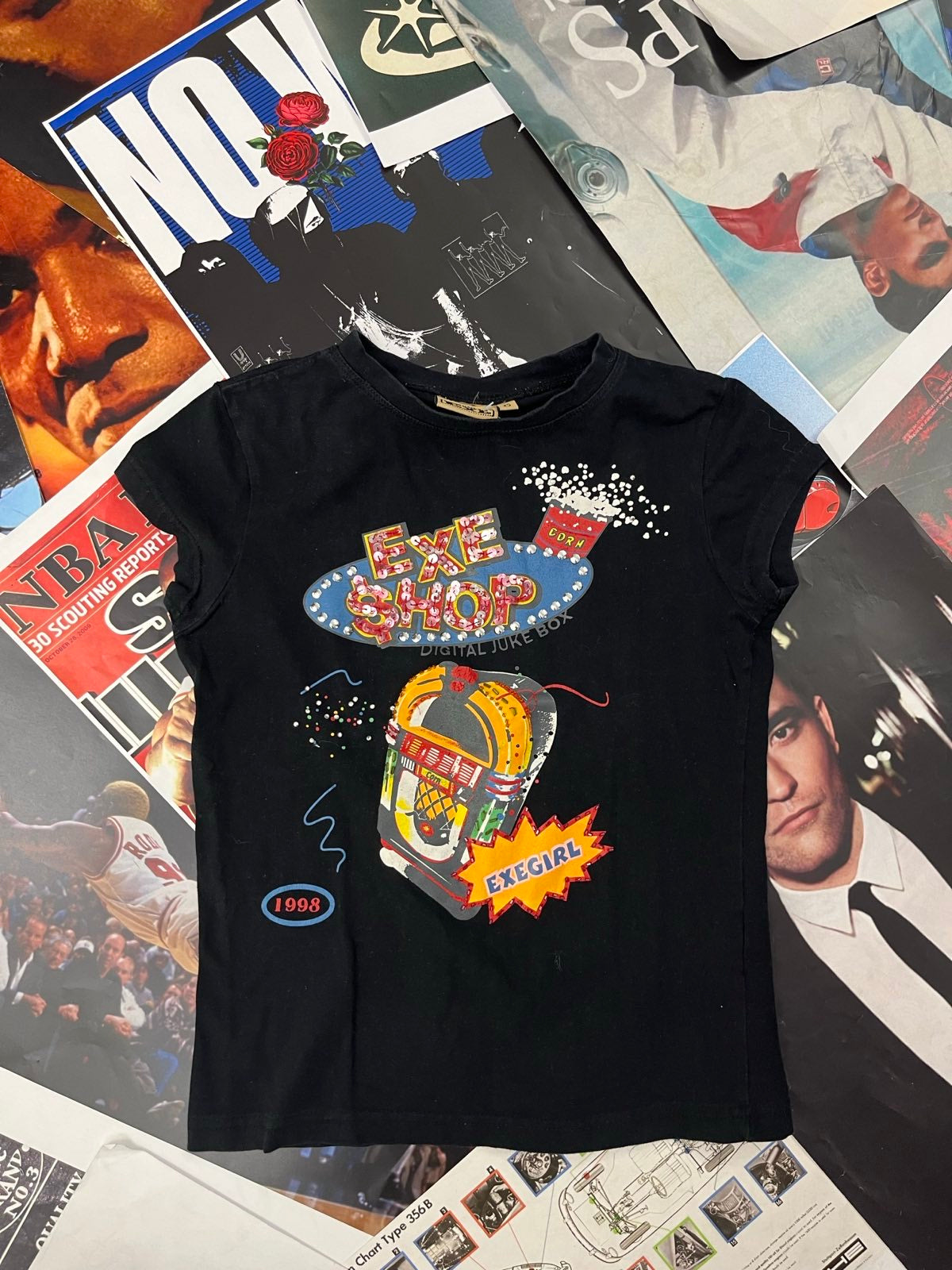 (XS) EXE TRIKO dámské černé, barevný print a nápis Exe Shop, našité flitry a kamínky