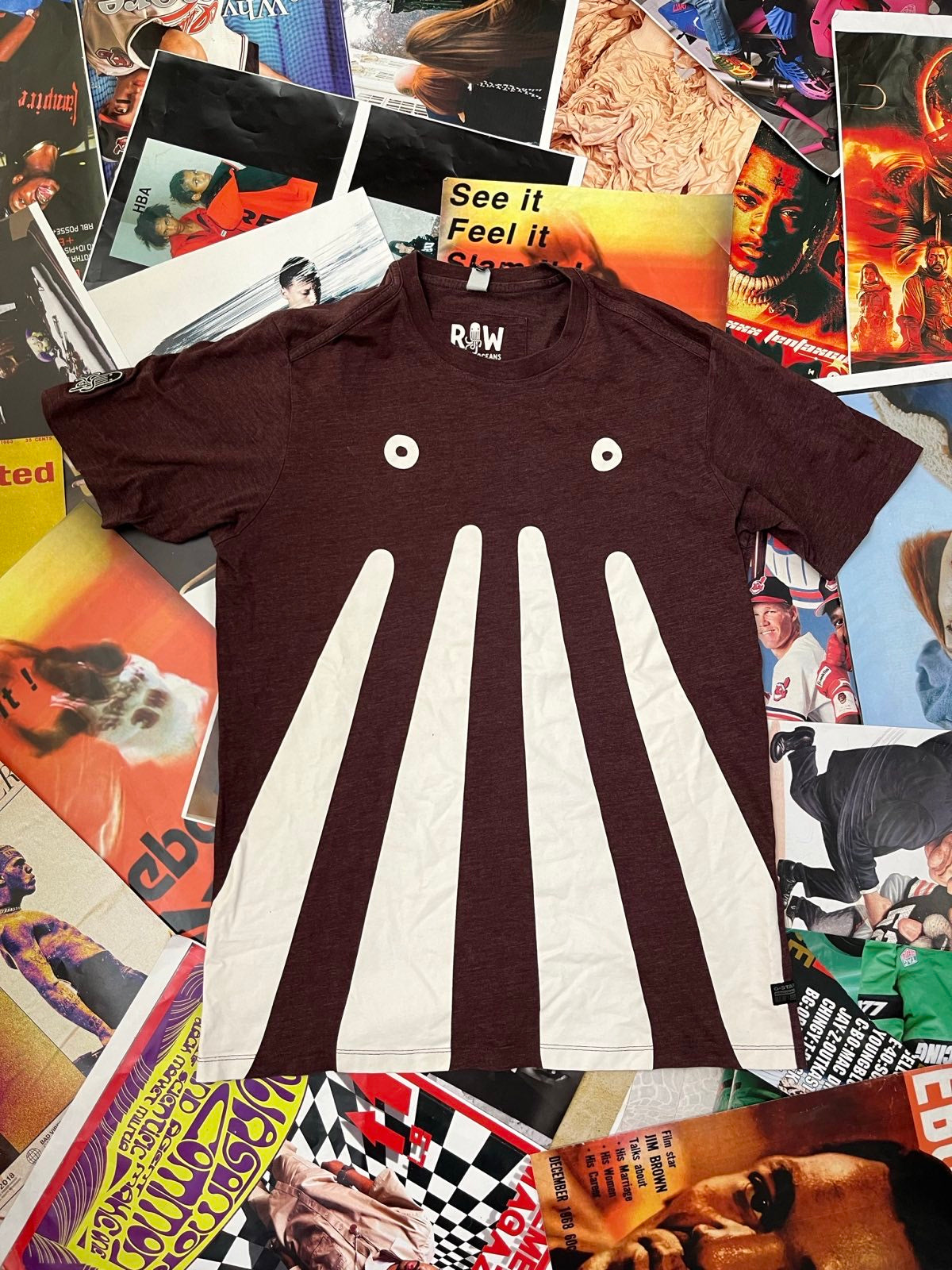 (M) G-RAW x Pharrell Williams triko vínové s bílým potiskem