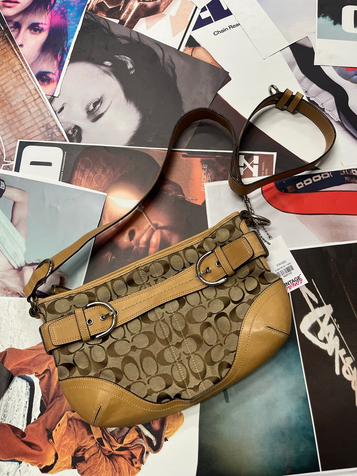 Coach kabelka béžová s monogramem značky a hnědými koženými prvky crossbody