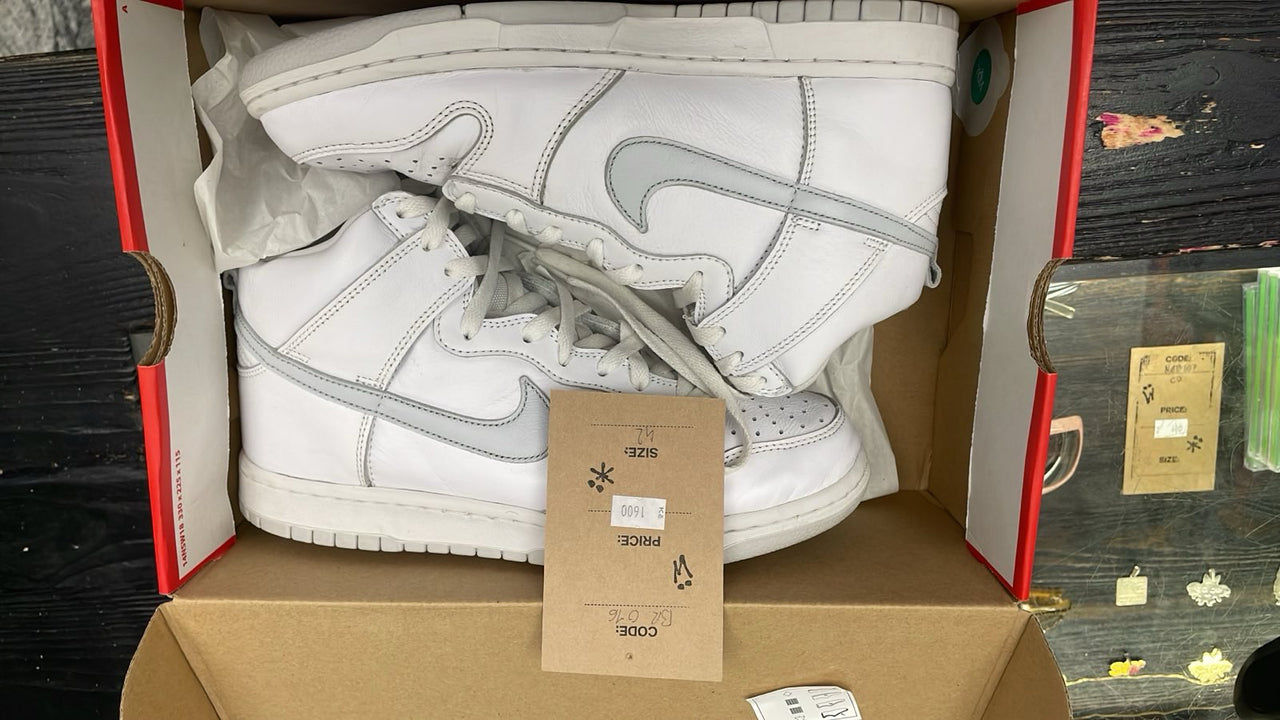 Nike dunk high triple white vel. 42