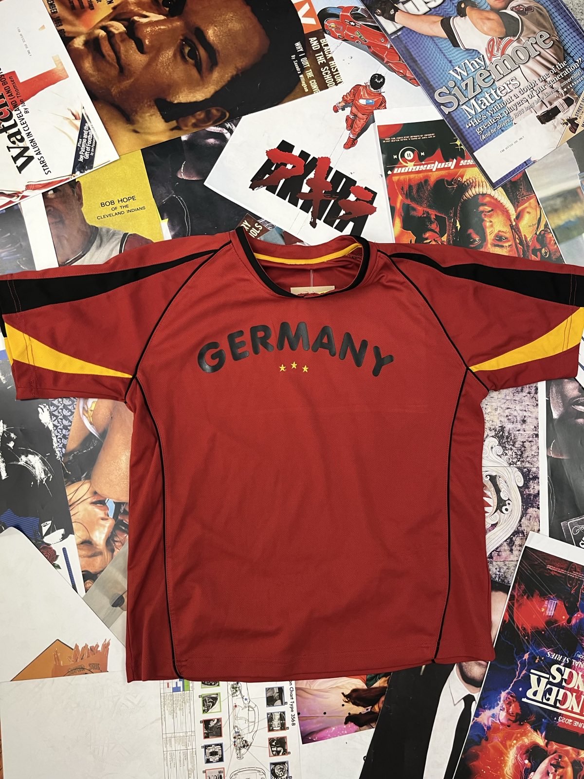 (XL) DRES červený s nápisem Germany