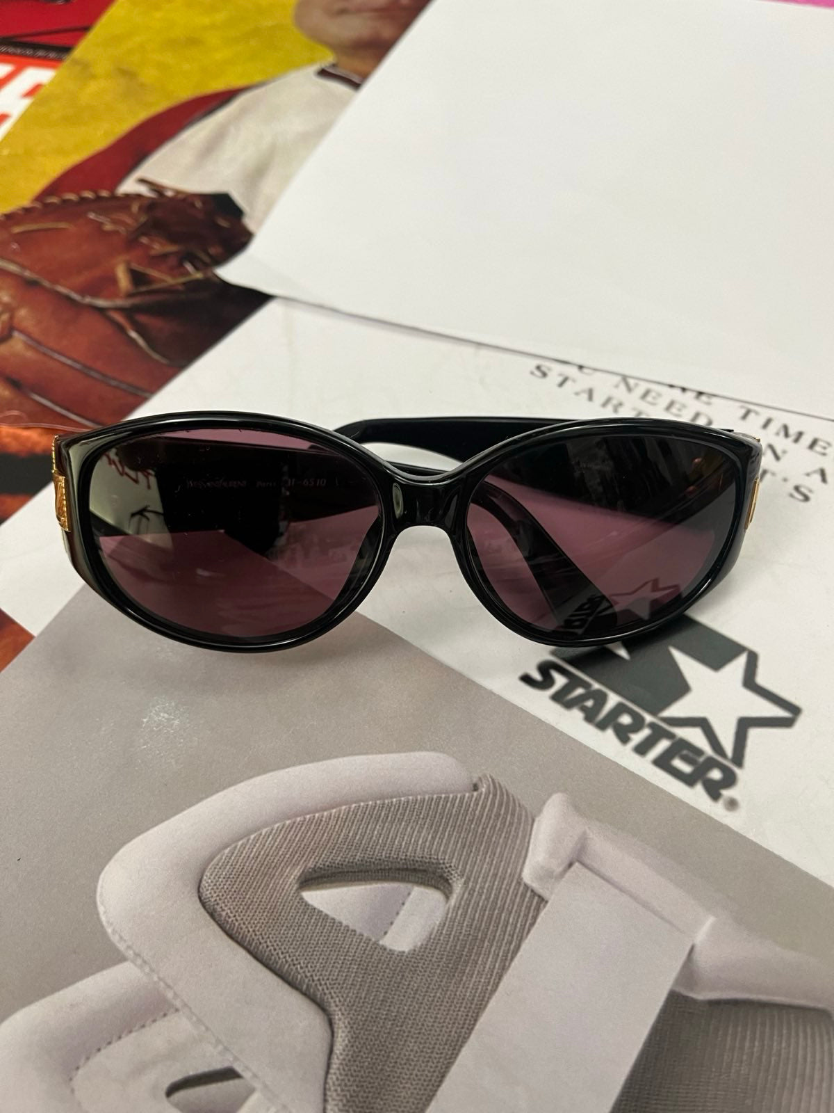 Yves Saint Laurent SLUNEČNÍ BRÝLE černé se zlatým reliéfem YSL po stranách