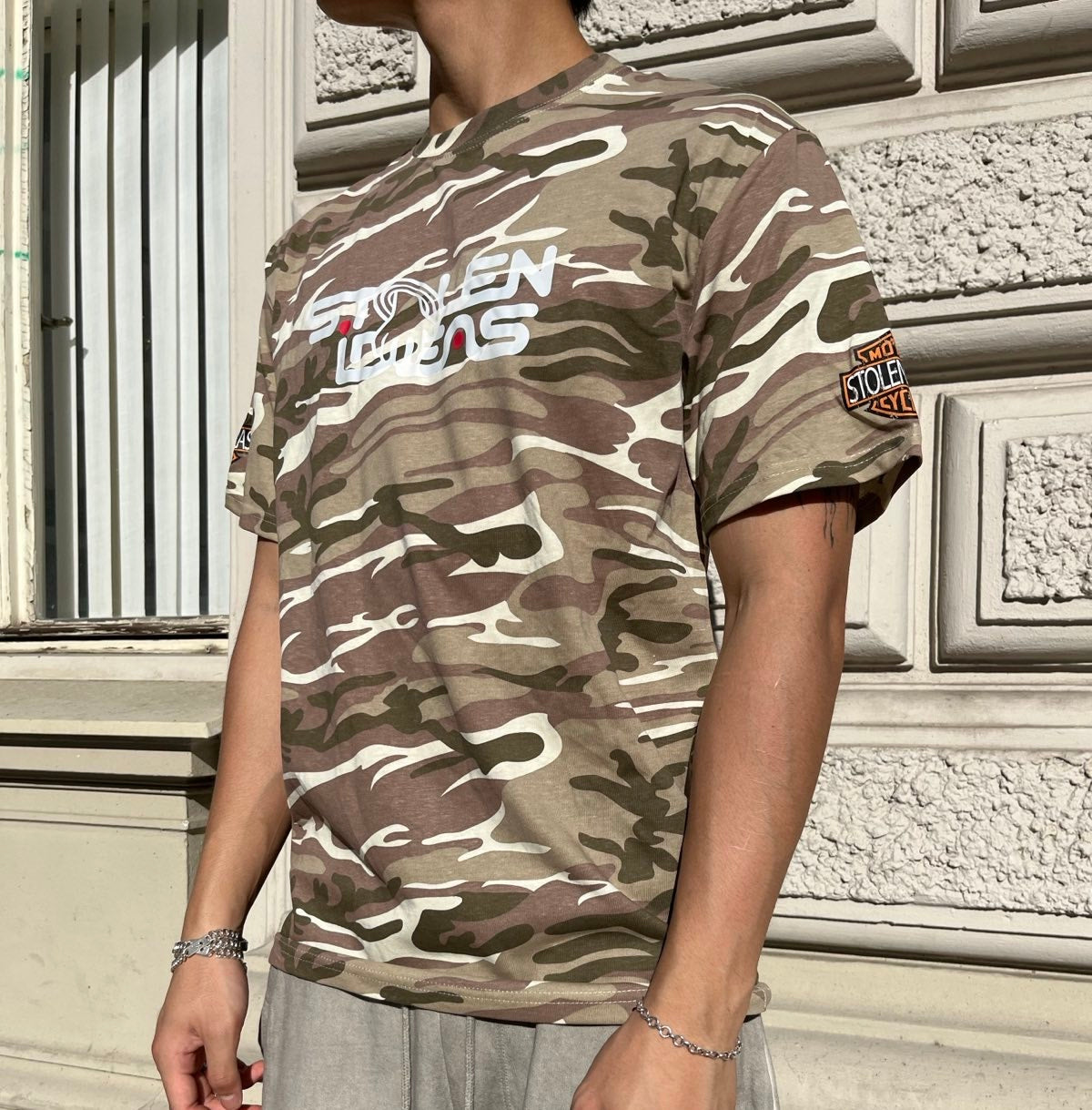 (M) 1of1 TRIKO camo s nápisem Stolen Ideas na hrudi