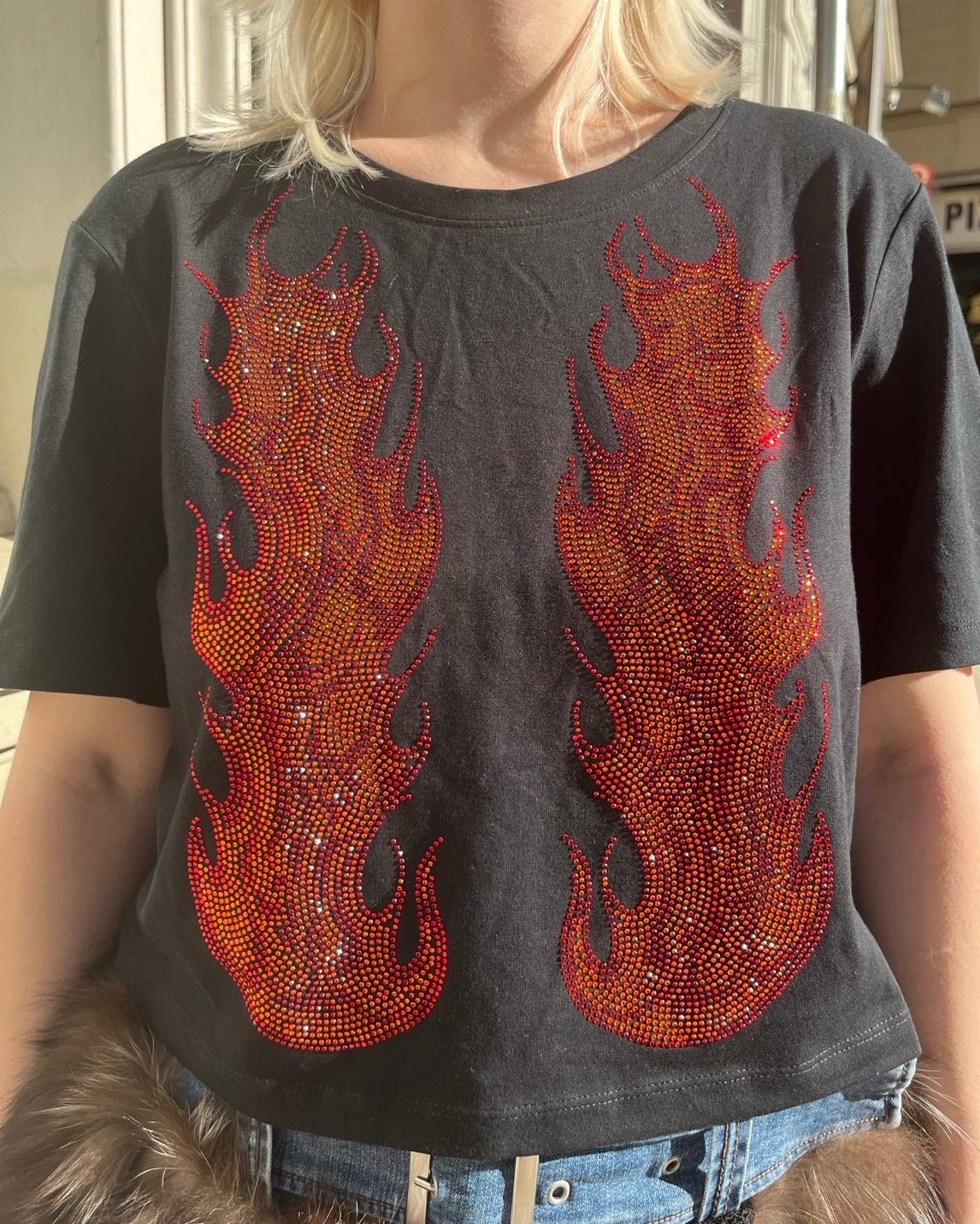 (M) 1of1 DÁMSKÉ CROPPED TRIKO černé plameny rhinestones