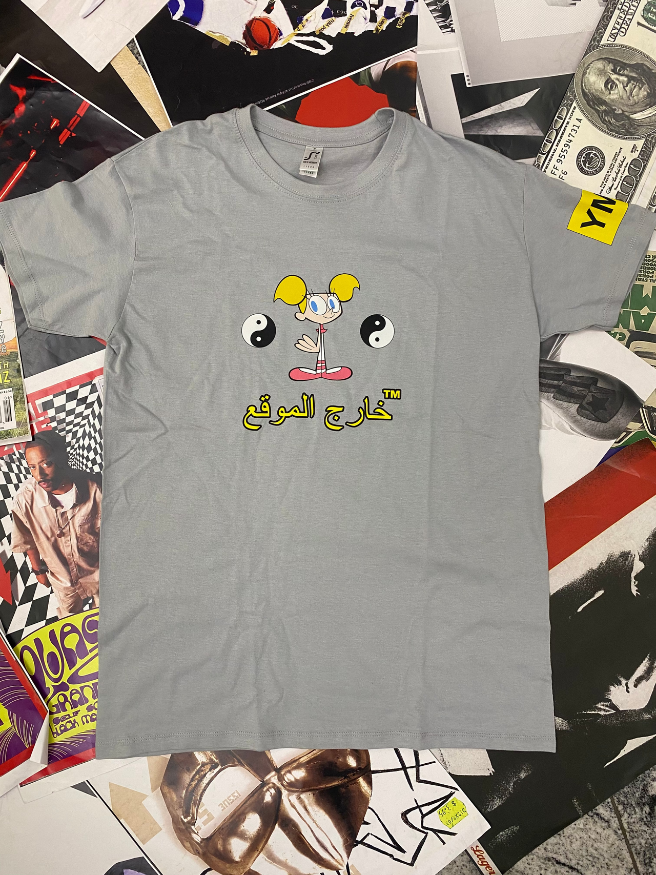 Šedé triko s jing jang grafikou DEXTR