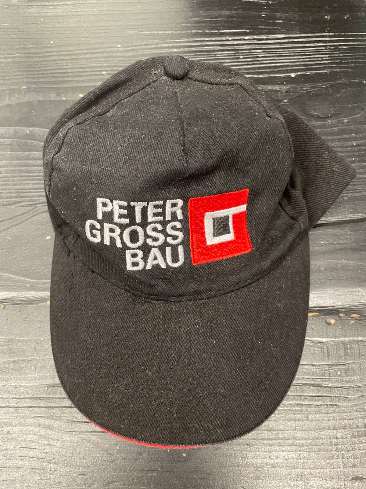 Kšiltovka černá s nápisem PeterGrossBau