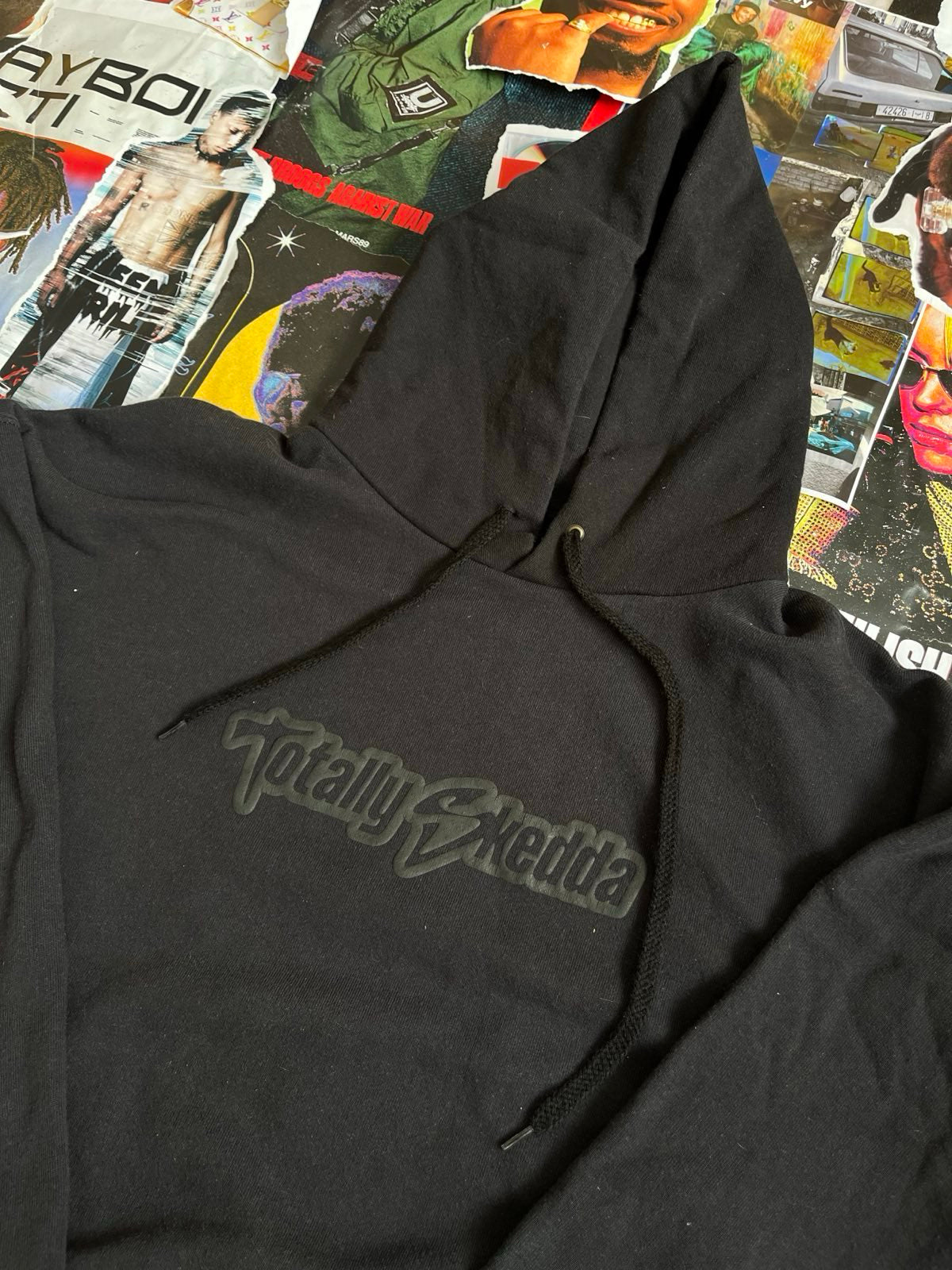 Hoodie černá s puff printem totally skedda S