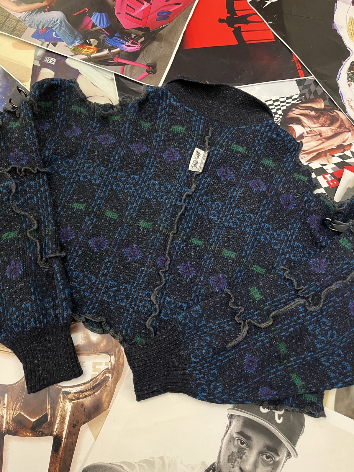 (S) Recycle store svetr modro zeleno fialový, průstřihy na ramenou