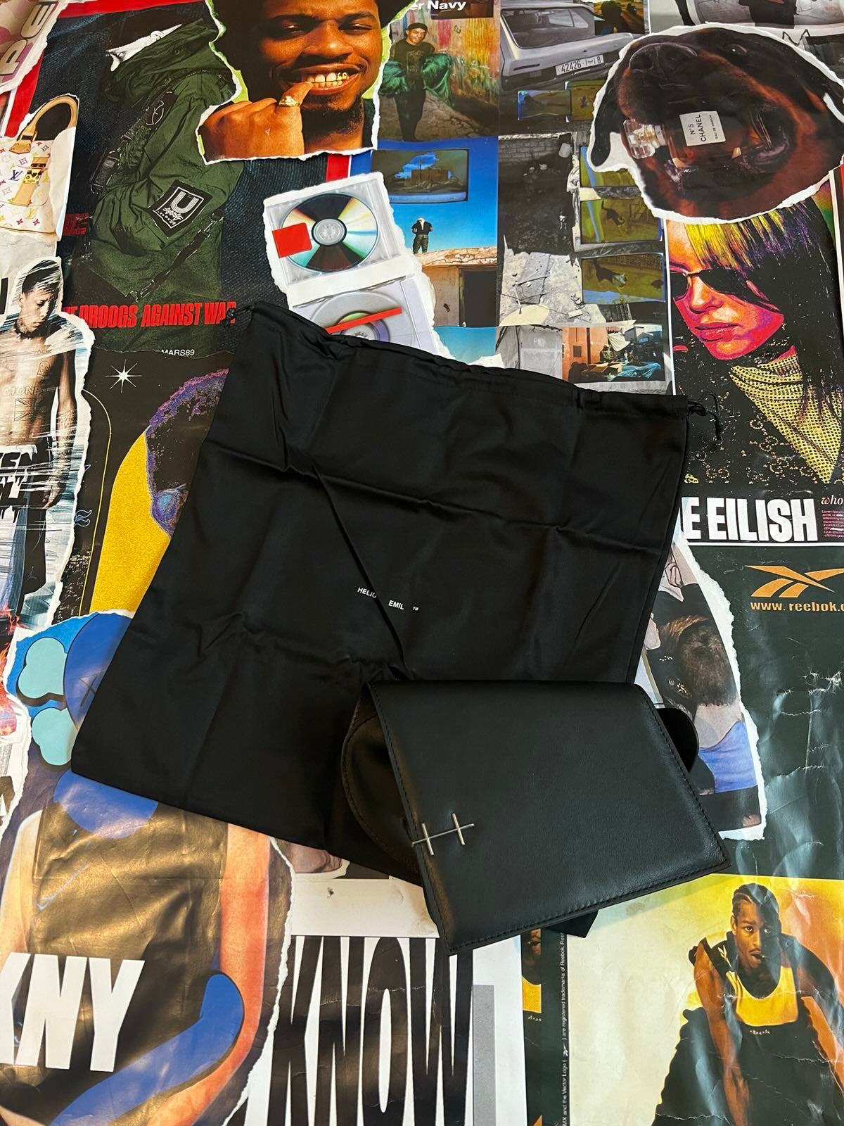 Heliot Emil kabelka asymetrická černá se stříbrným H na klopě