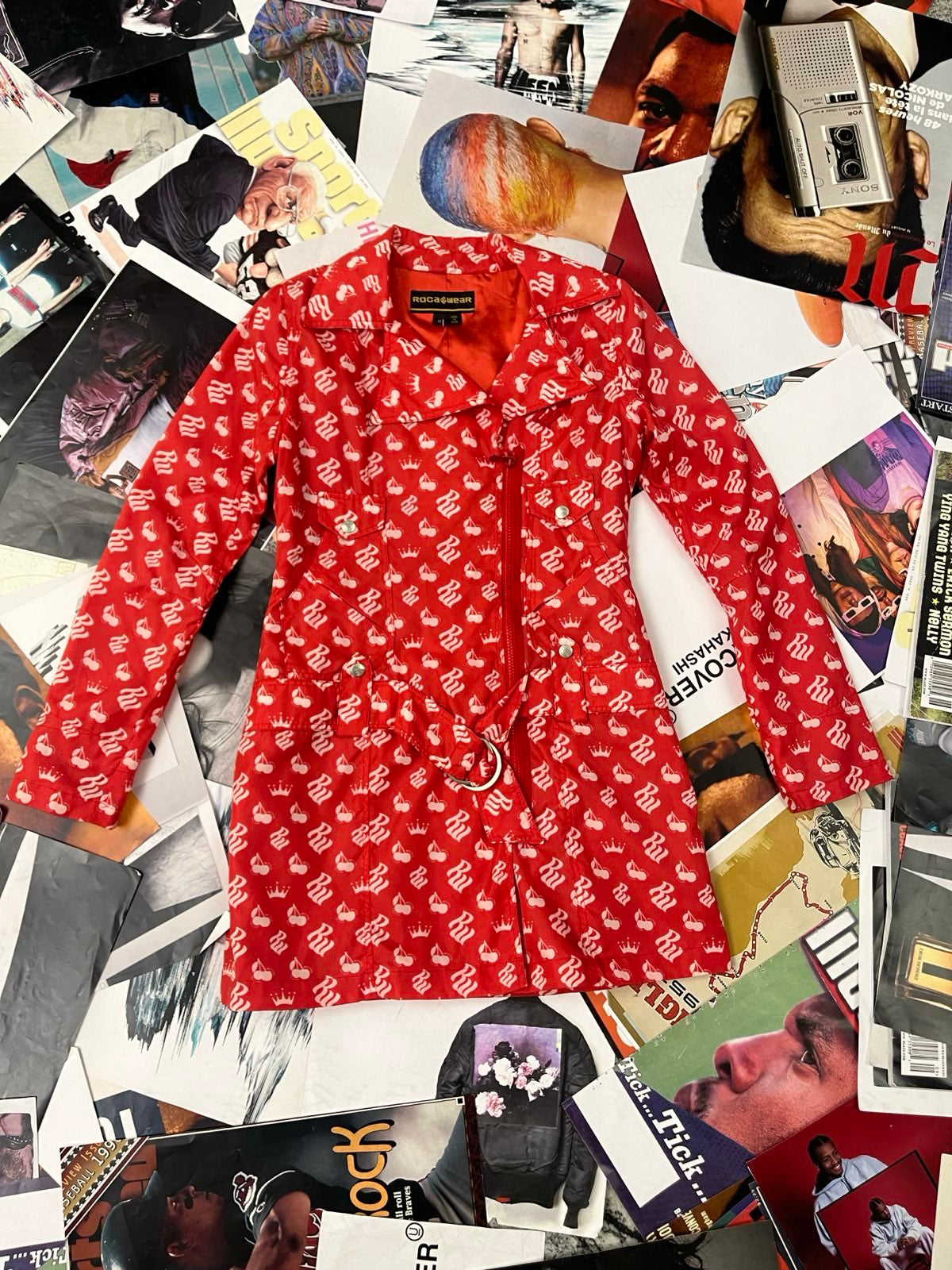Rocawear KABÁTEK dámský červený šusťákový s bílým monogramem po celé látce M
