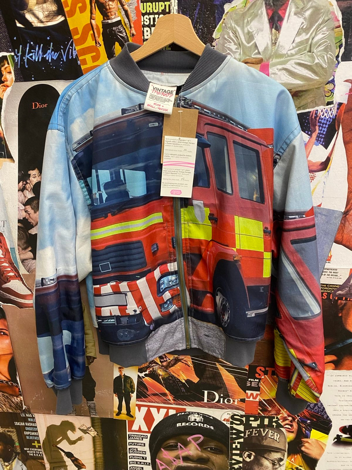 Vintage therapy bomber upcycled z prostěradla (modrý s hasičským autem) S/M