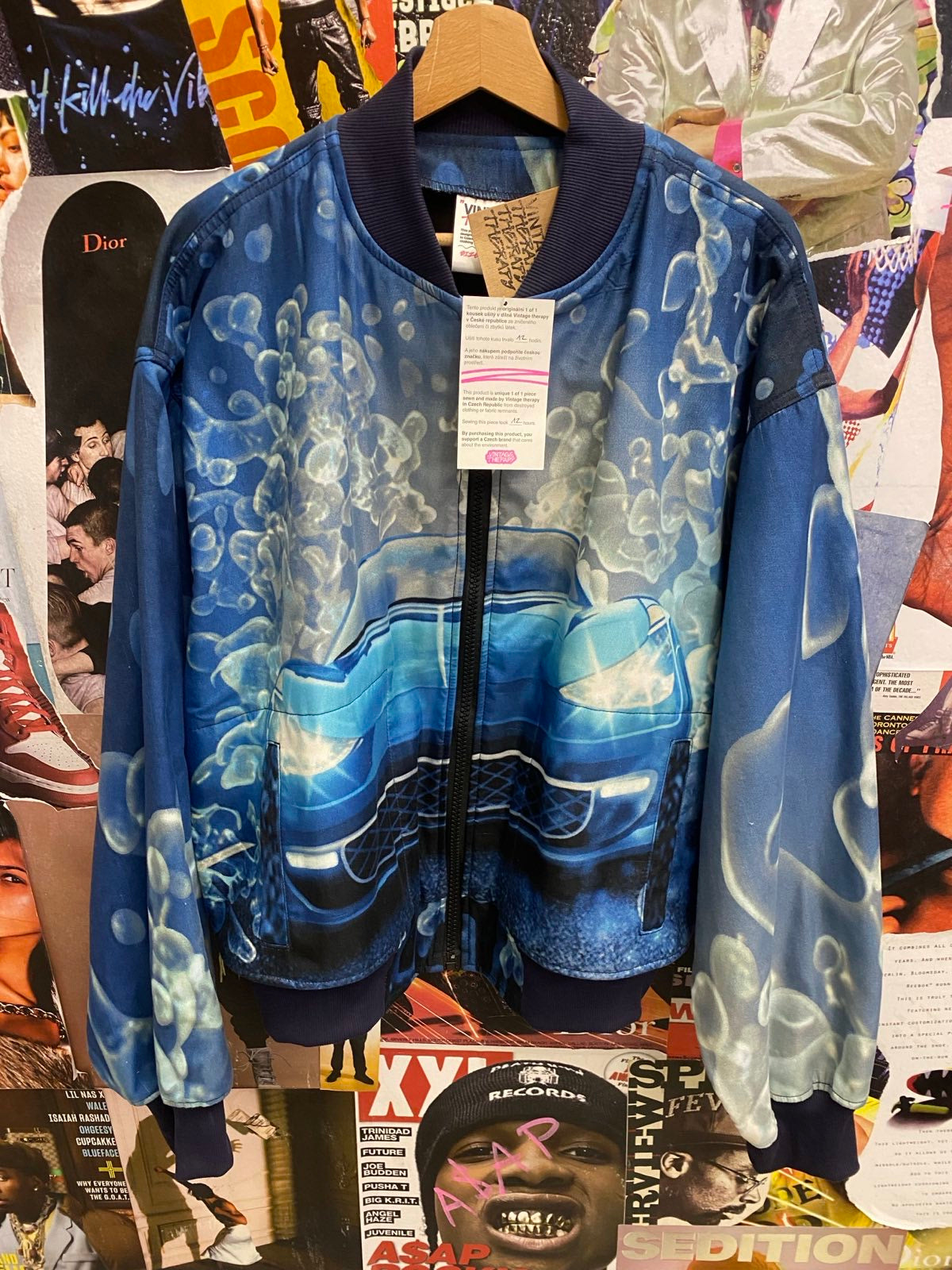 Vintage therapy bomber upcycled z prostiradla (modrý bubbles a modré auto) XL